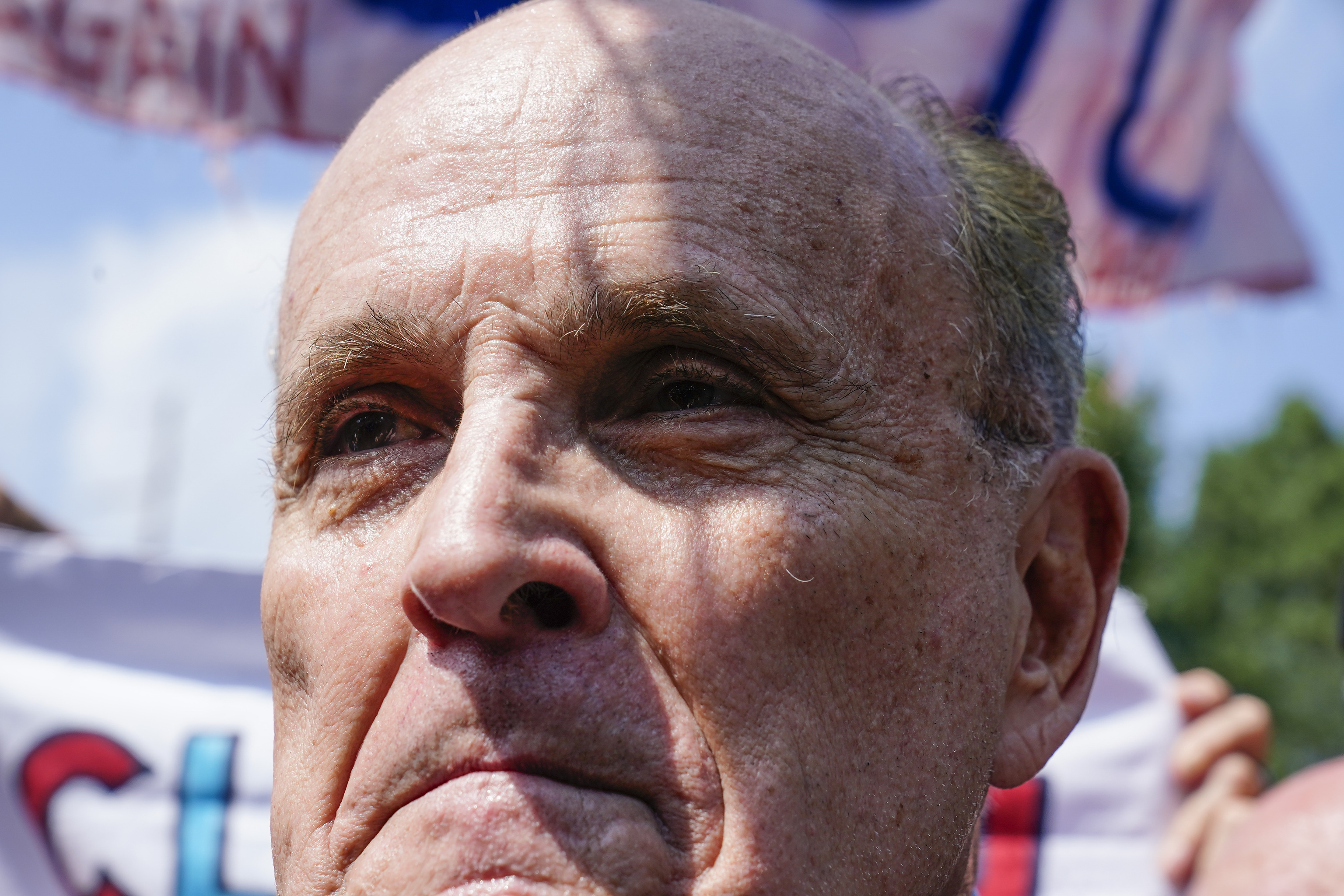 Rudy Giuliani habla fuera de la cárcel del condado de Fulton, el miércoles 23 de agosto de 2023, en Atlanta. Giuliani se entregó a las autoridades en Georgia para enfrentar una acusación que alega que actuó como el principal cómplice del ex presidente Donald Trump en un complot para subvertir las elecciones de 2020. (Foto AP/Brynn Anderson)