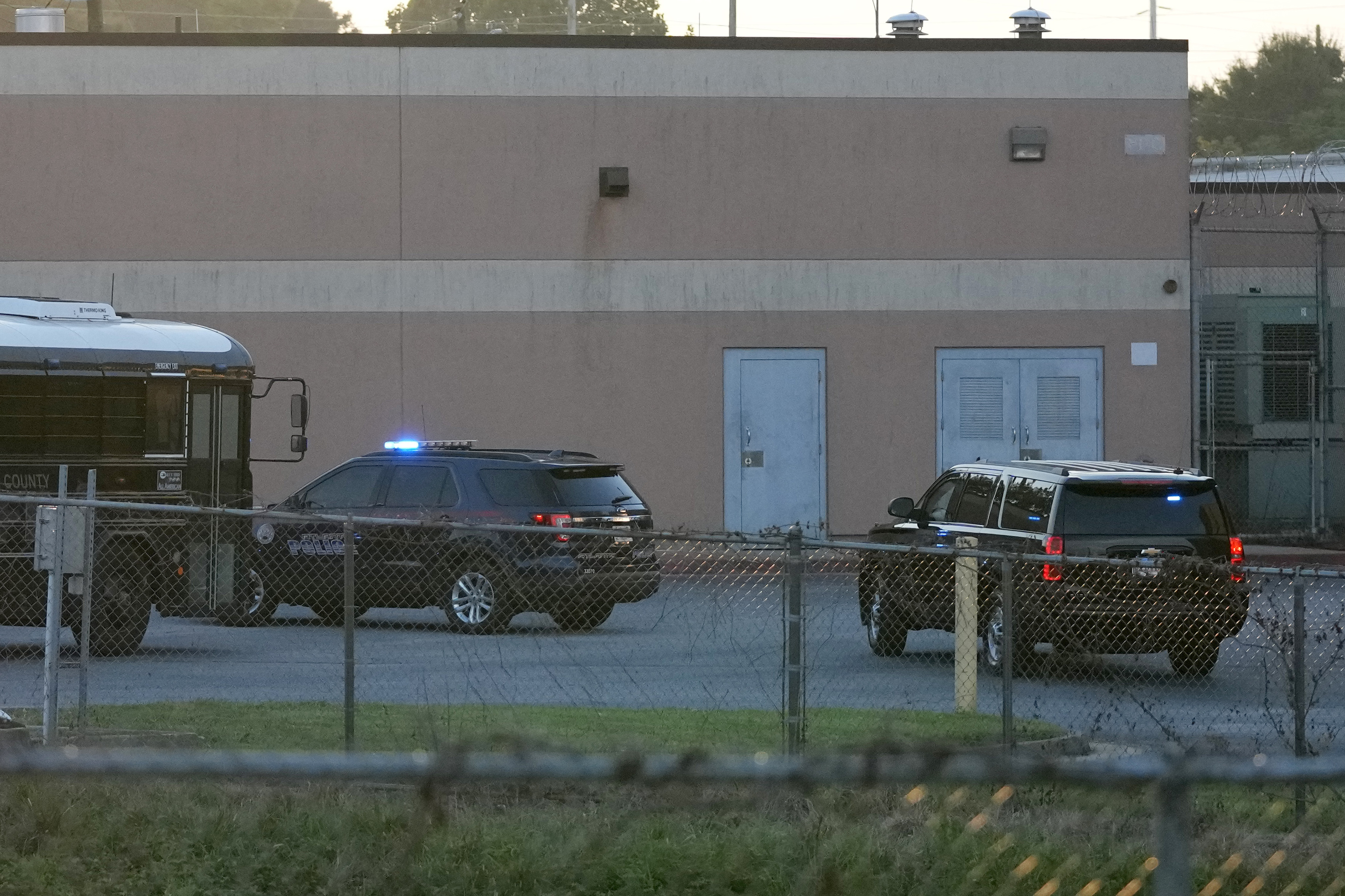 El vehículo que transporta al ex presidente Donald Trump, a la derecha, llega a la Cárcel del Condado de Fulton, el jueves 24 de agosto de 2023, en Atlanta. (Foto de AP/Alex Brandon)