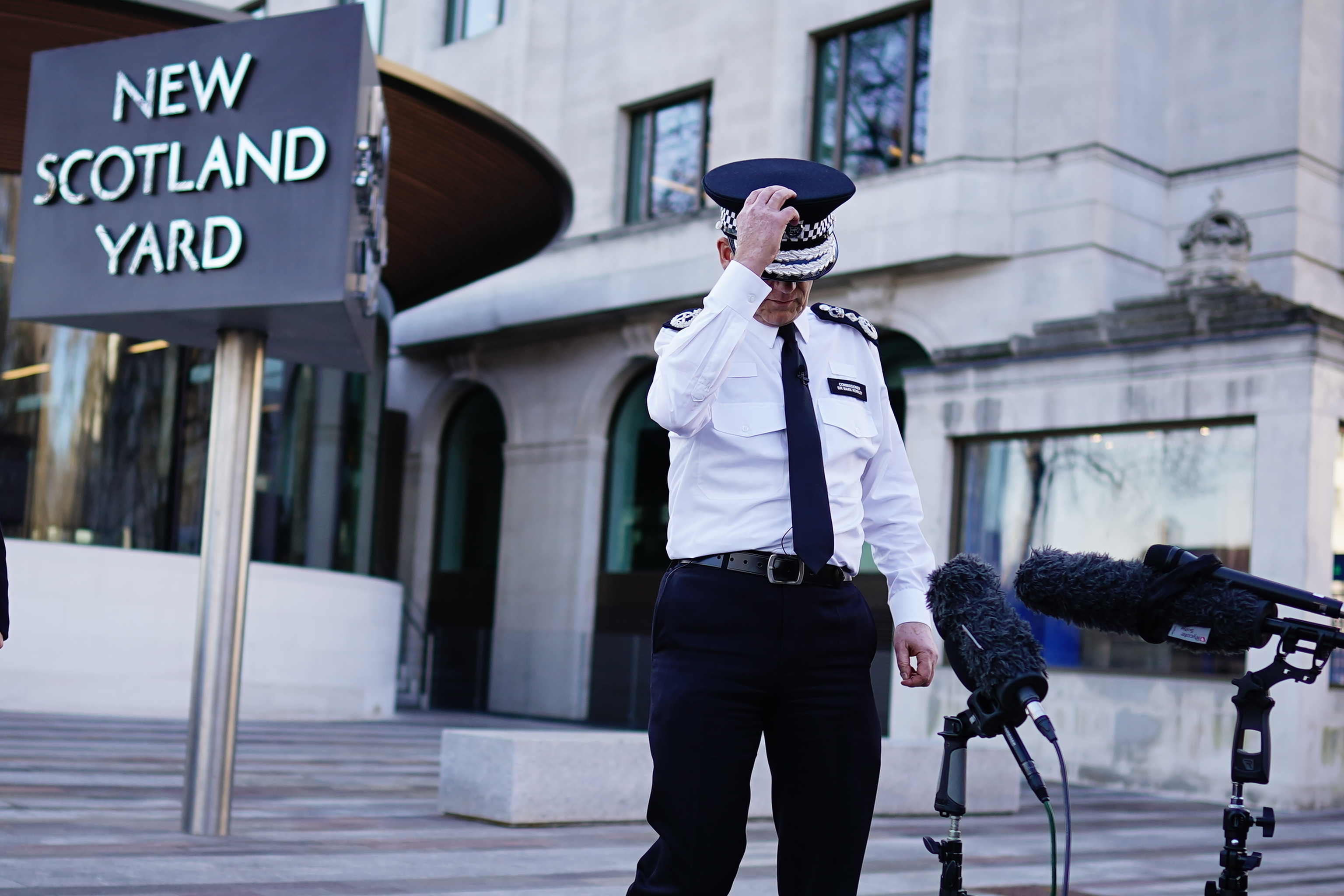 Un polica britnico en la sede de Scotland Yard.