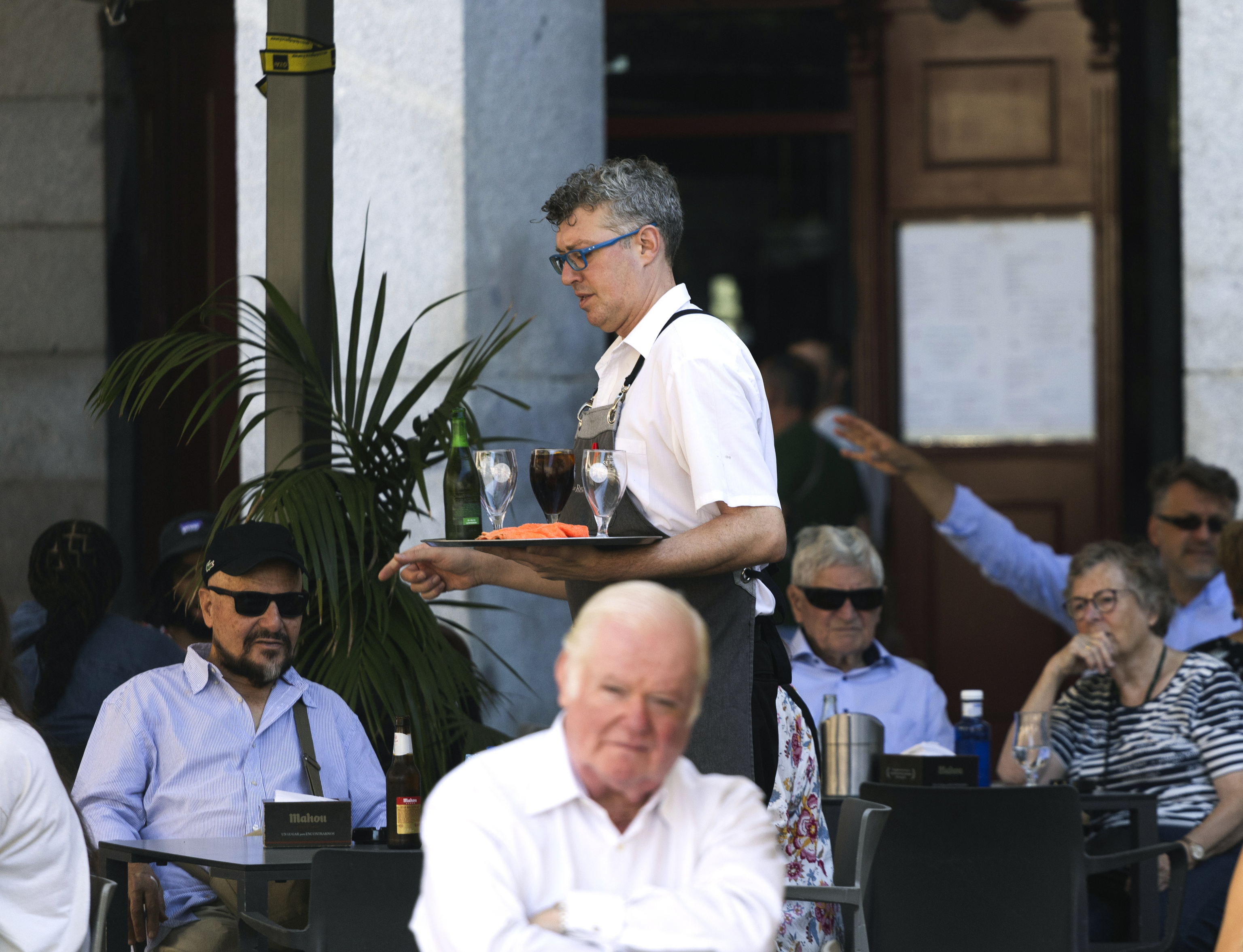 Un camarero en una terraza de la Plaza Mayor de Madrid