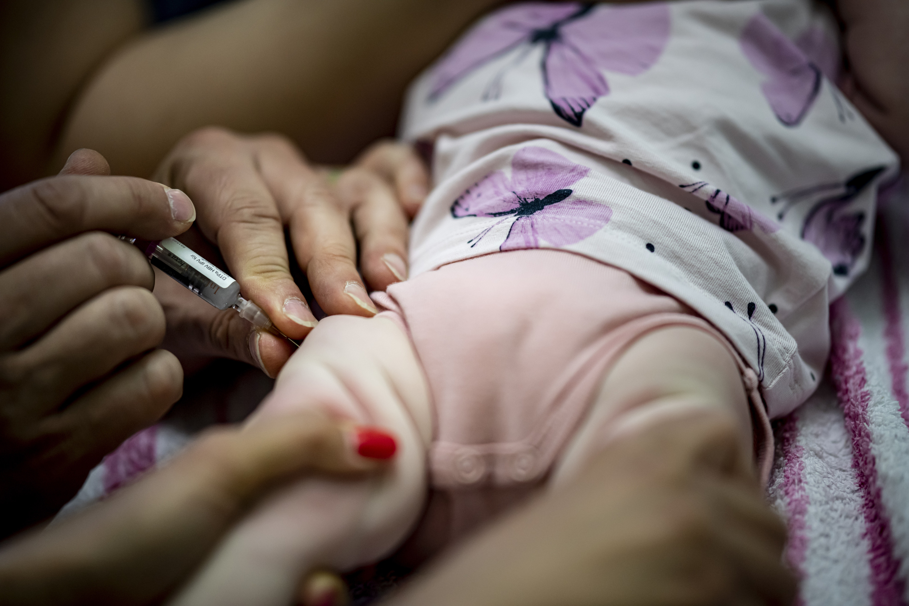 Un pediatra alemn inocula una combinacin vacunal, que incluye la inmunizacin contra la difteria, a un beb.