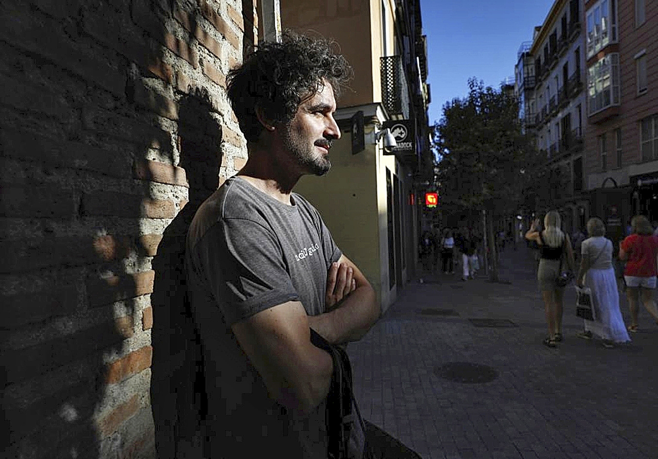 El actor y escritor Pablo Pieiro  en las calles de Madrid