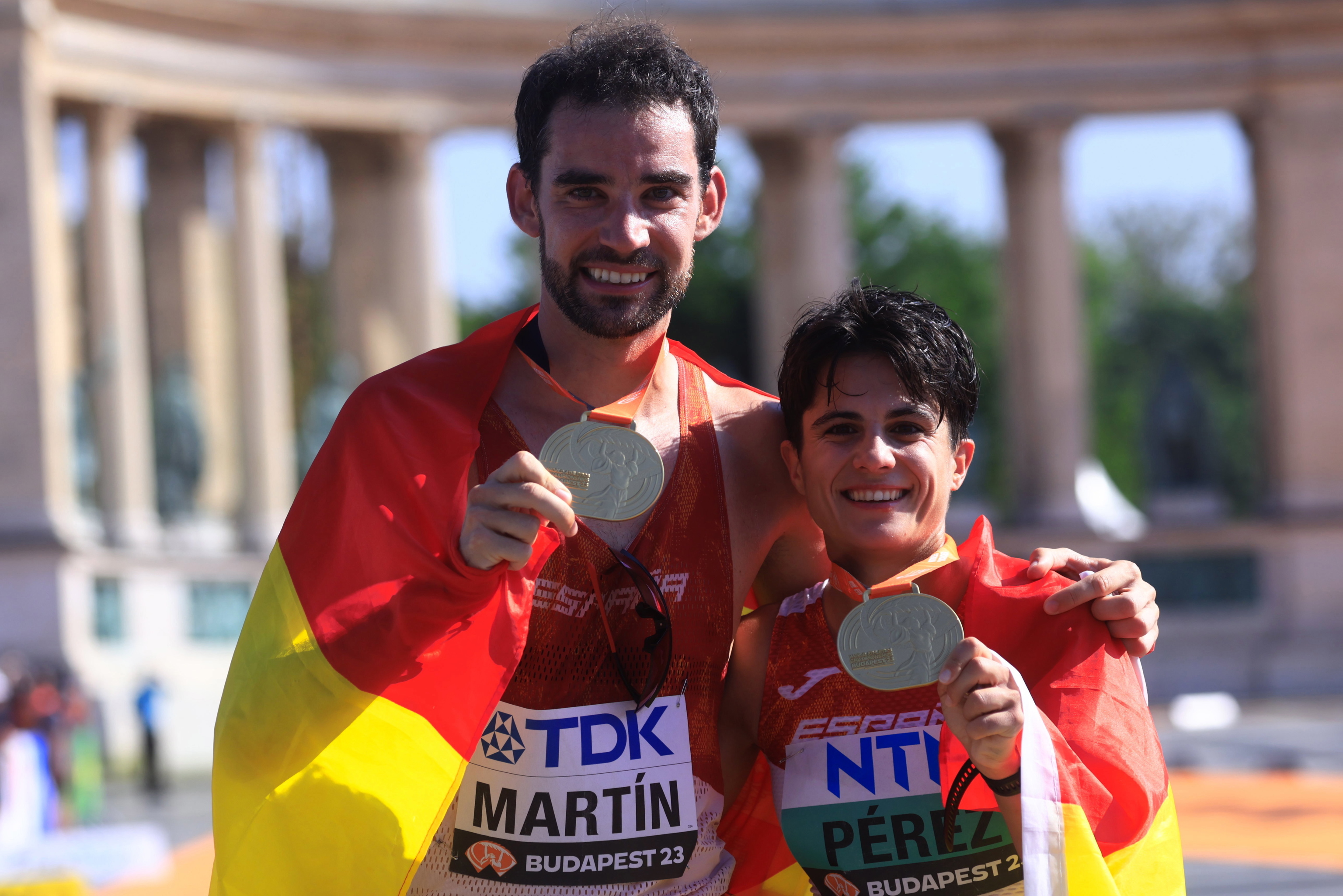 lvaro Martin y Mara Prez, posan con su medalla de oro en 35 km marcha.