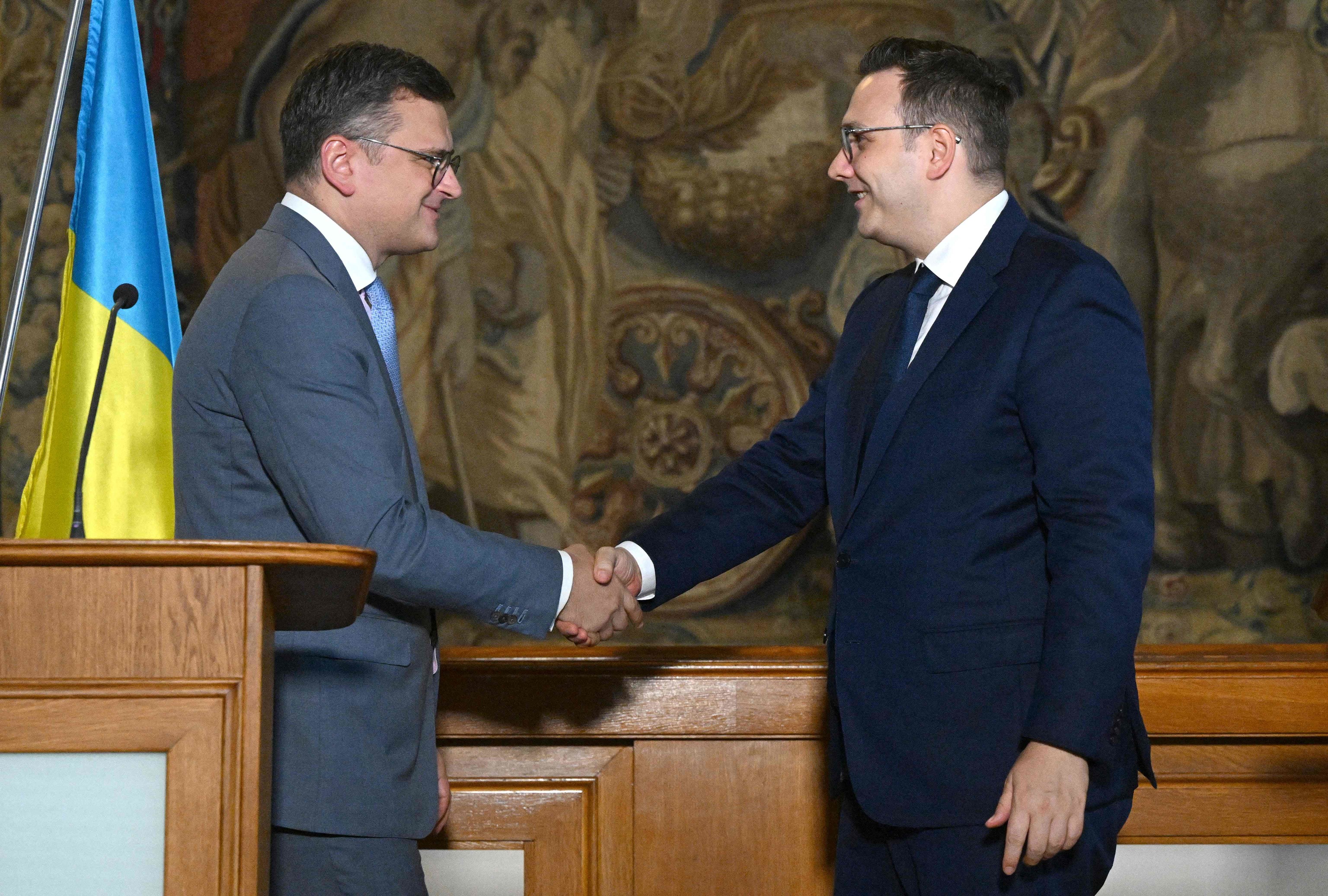 El Ministro de Asuntos Exteriores de la República Checa, Jan Lipavsky (derecha), estrecha la mano de su homólogo ucraniano, Dmytro Kuleba, después de su conferencia de prensa el 28 de agosto de 2023 en Praga, República Checa. (Foto de Michal Cizek / AFP)