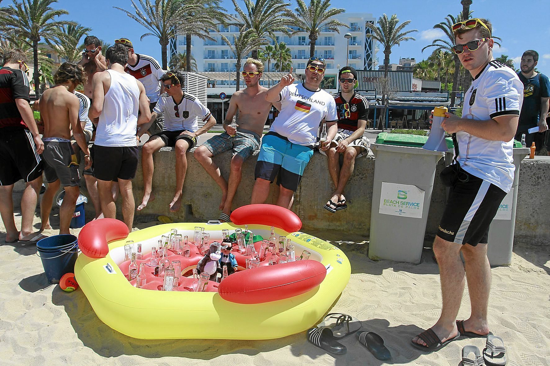 Turistas alemanes consumiendo alcohol en Playa de Palma.