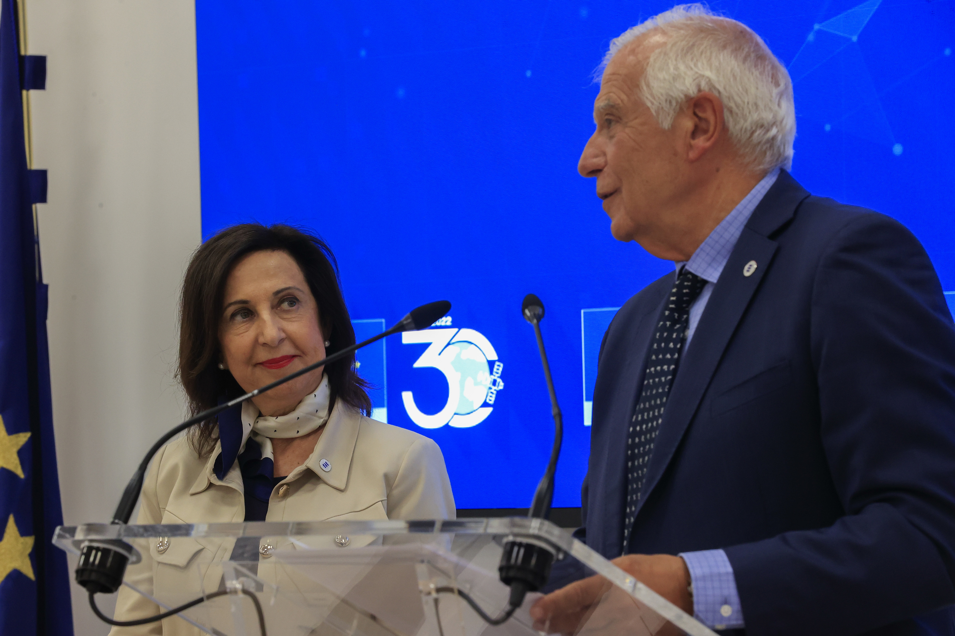 Josep Borrell junto a Margarita Robles