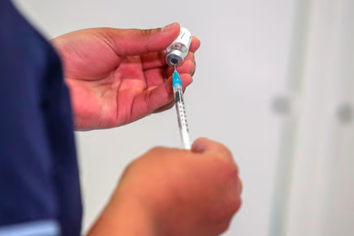 Un enfermero prepara una dosis de atezolizumab, tambin conocido como Tecentriq.