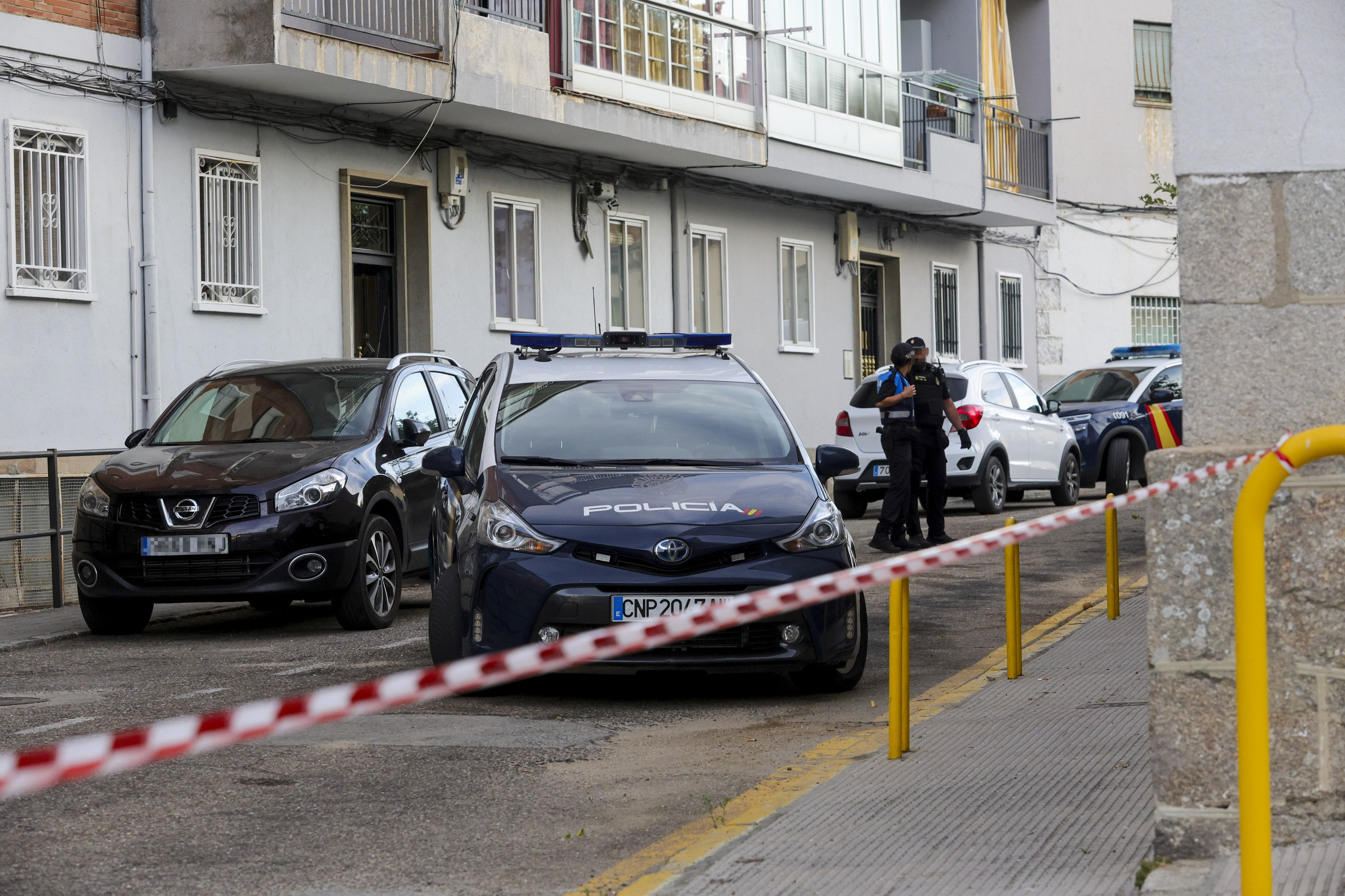 Un coche de la Polica en la vivienda donde un hombre mat a su mujer en Bjar.