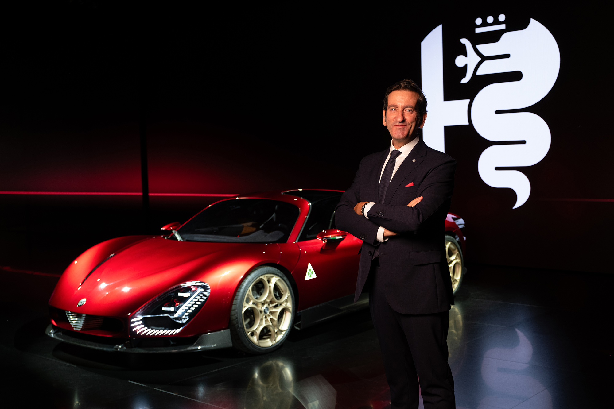 Mesonero-Romanos posa junto al nuevo Alfa Romeo