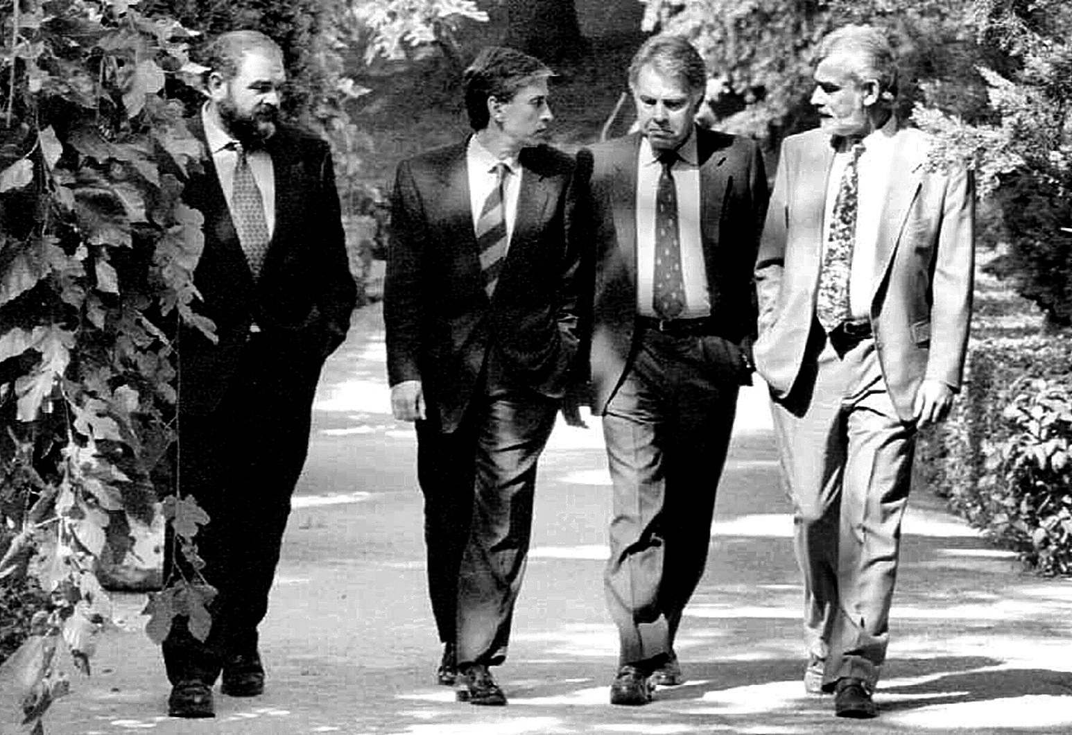 Mario Onaindia observa a Jáuregui, Felipe González y Buesa mientras pasean por los jardines de La Moncloa en 1994