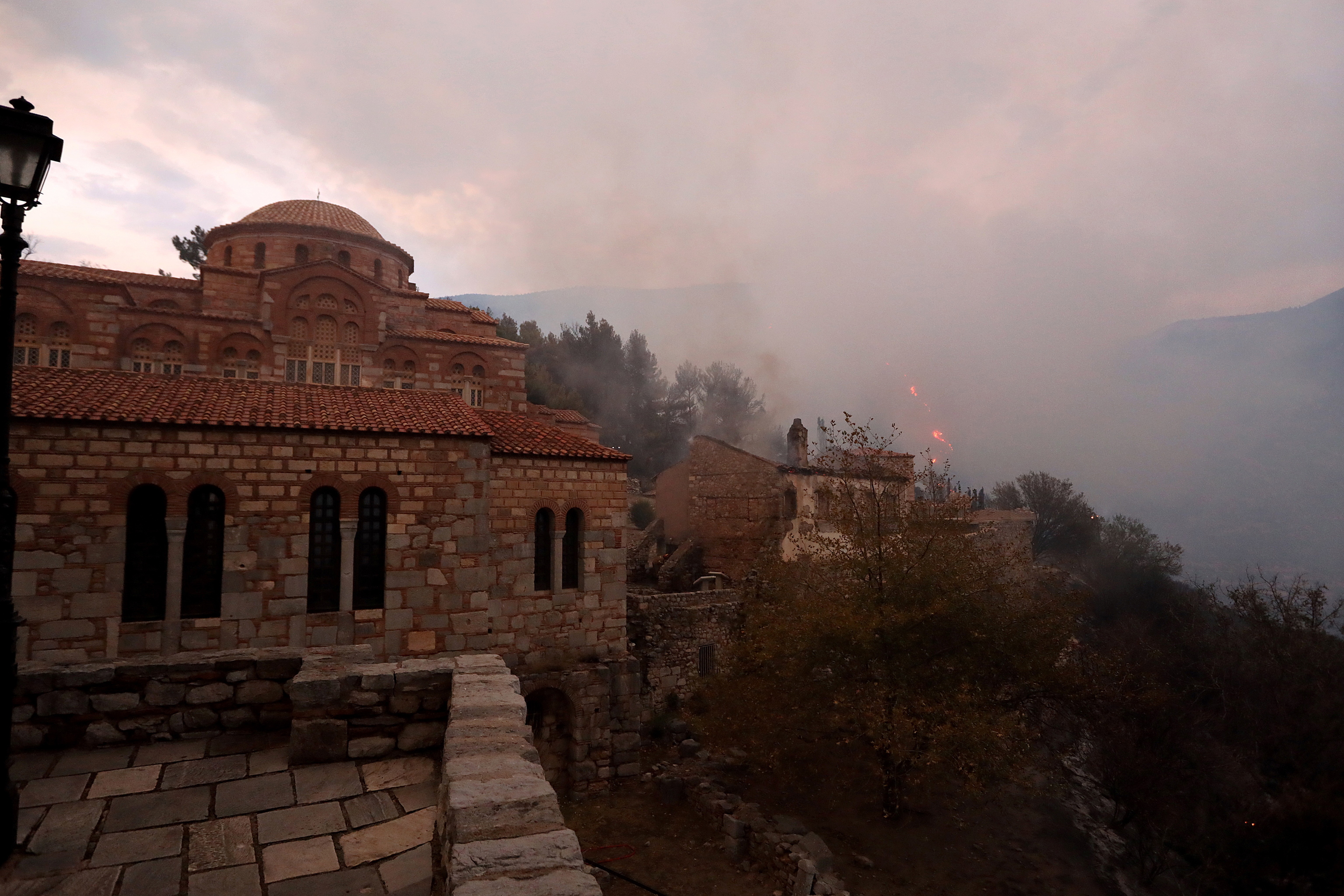 Humo del incendio cerca edl Monasterio de Hosios Loukas en Grecia
