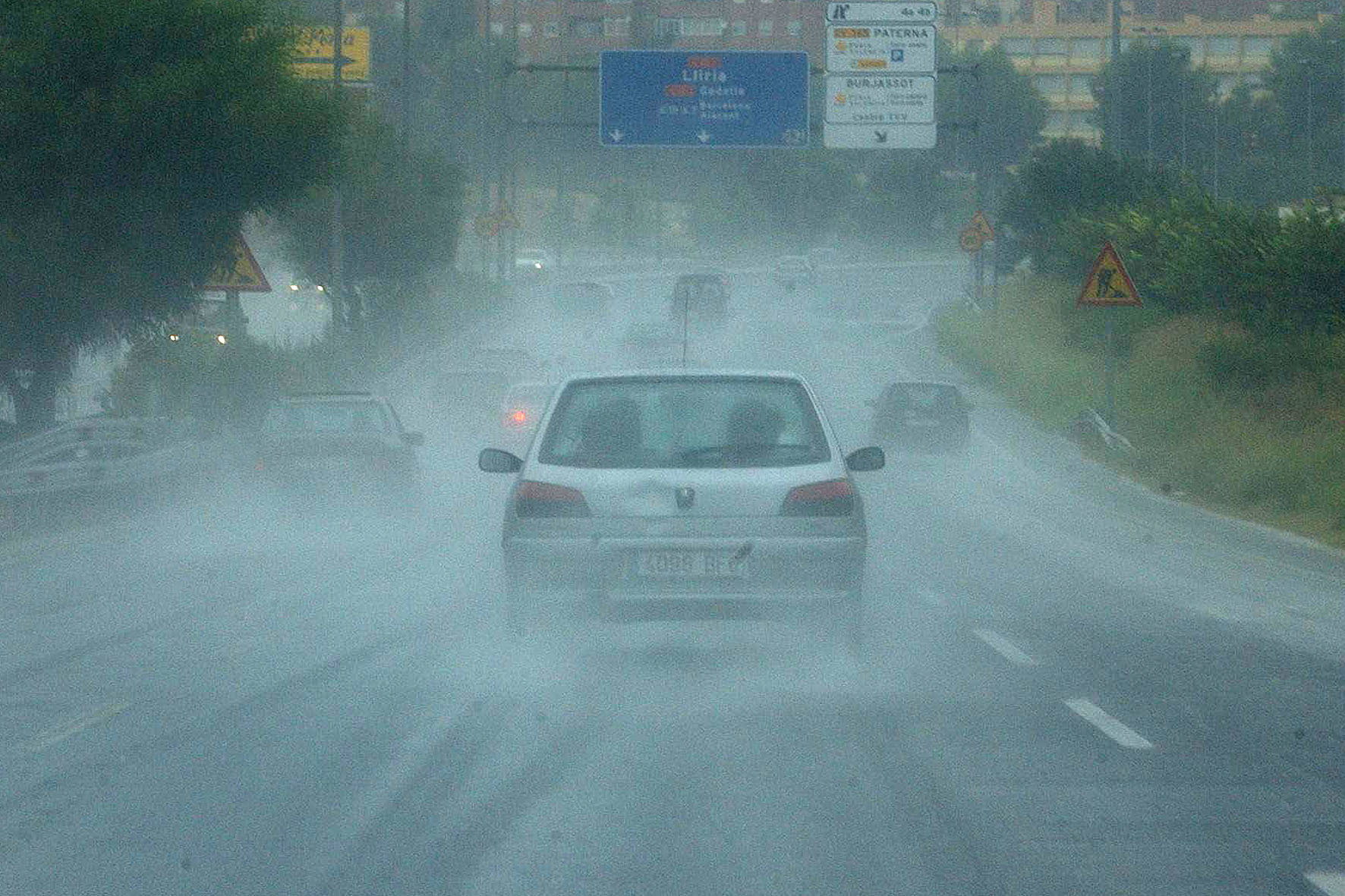 Llega la DANA con lluvias extremas y riesgo de inundaciones: qué hacer si vamos en el coche