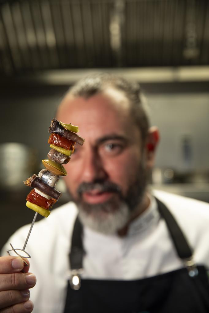 El chef sevillano Rafa Zafra, en la cocina de Estimar, con una de las famosas gildas del restaurante.