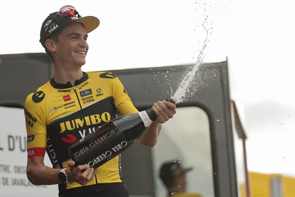 Sepp Kuss celebra en el podio tras ganar la sexta etapa de la Vuelta a Espaa