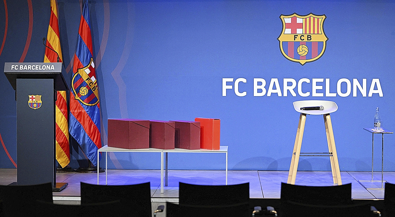 Escenografa de una rueda de prensa del F.C. Barcelona por el 'Caso Negreira'