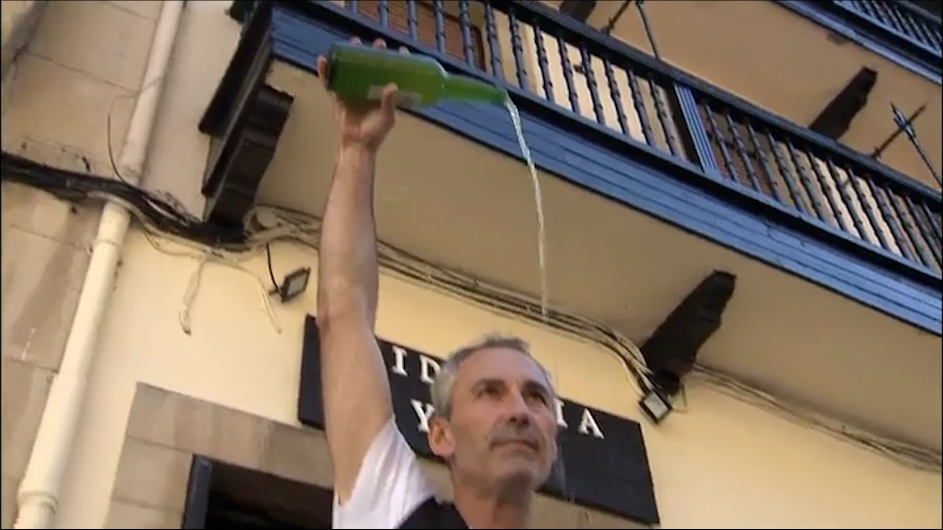 Una sidrería de Oviedo vende el culín de sidra a los turistas por un euro, en lugar de vender la botella