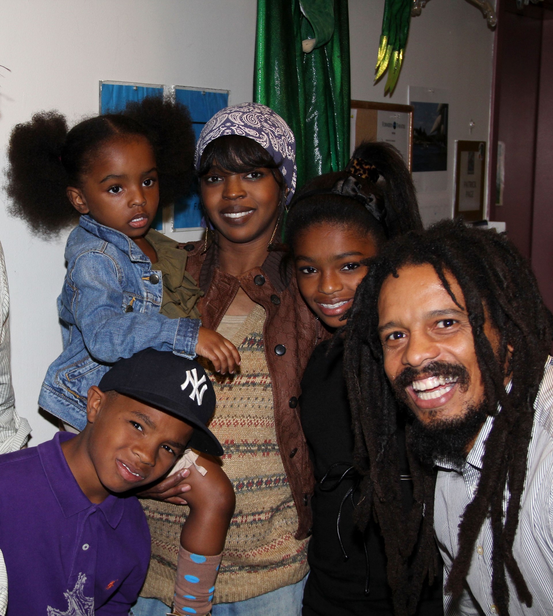 Lauryn Hill y su marido Rohan Marley con sus hijos. Ella, embarazada.