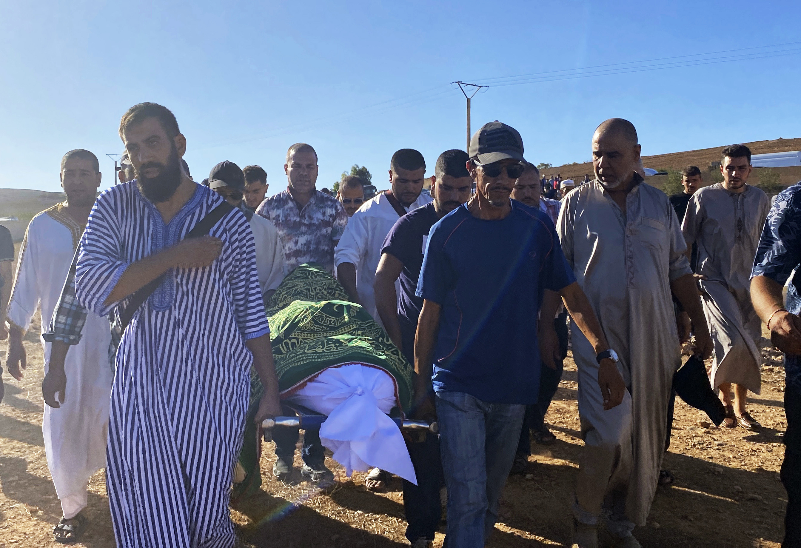Asistentes al funeral de Bilal Kissi, asesinado por las fuerzas argelinas, en la ciudad de Saaidia, Marruecos.