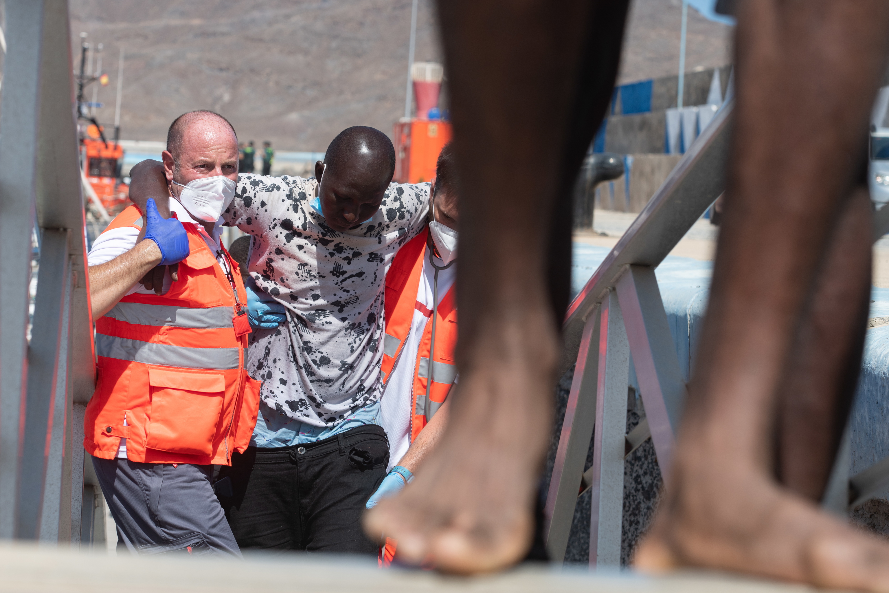 Migrantes subsaharianos socorridos por voluntarios de Cruz Roja.