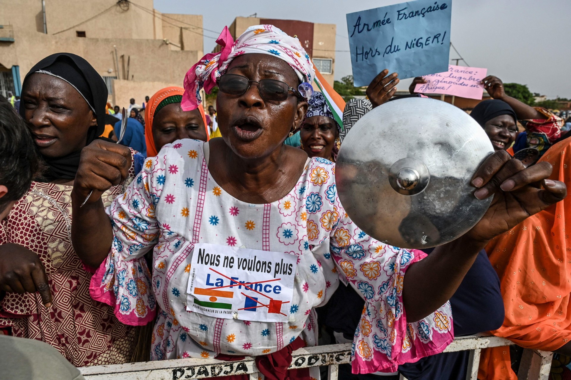 Protesta frente a la base aérea de Níger y Francia en Niamey.