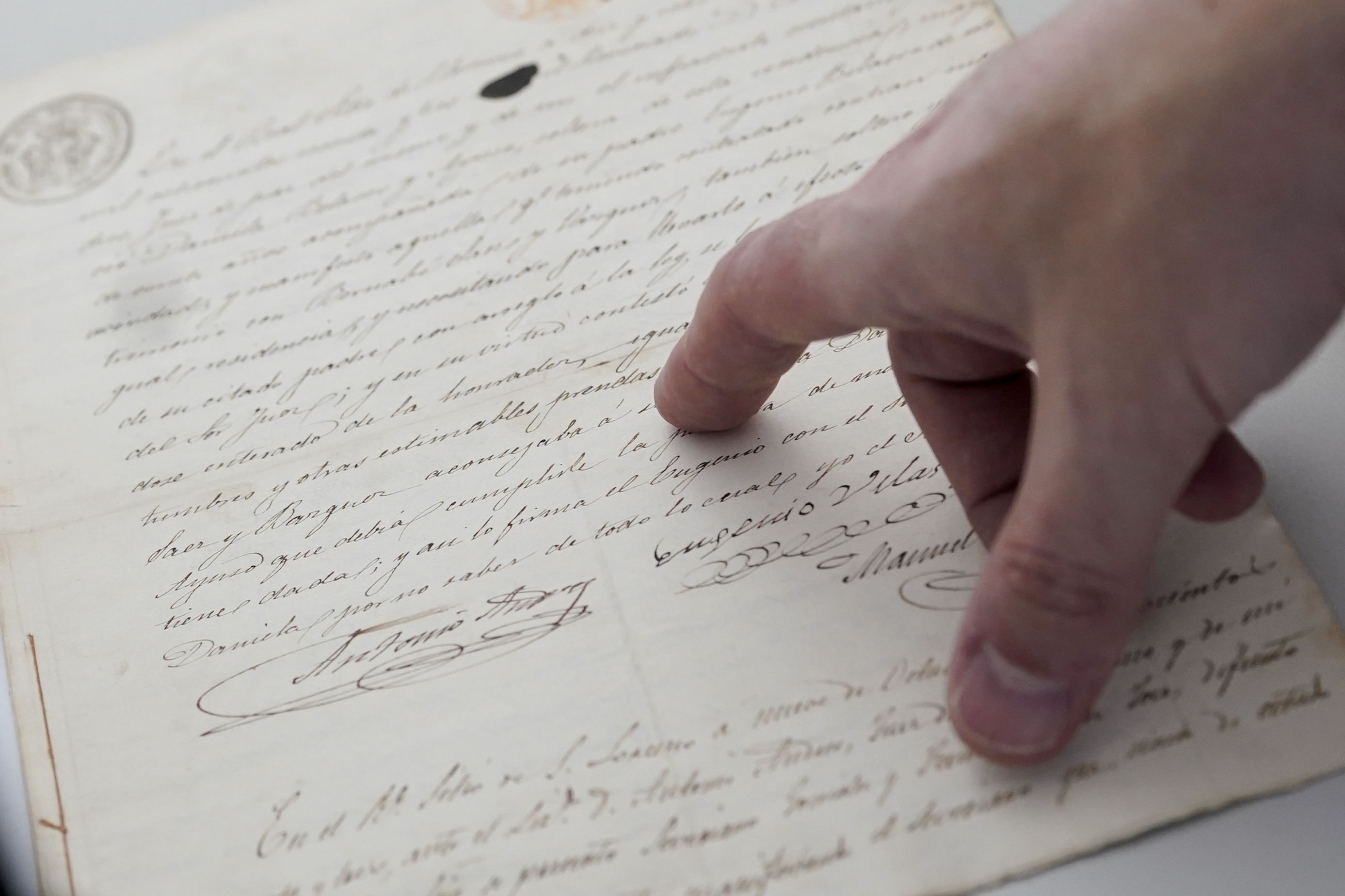 Un acta de autorización matrimonial, el documento más antiguo del Archivo.