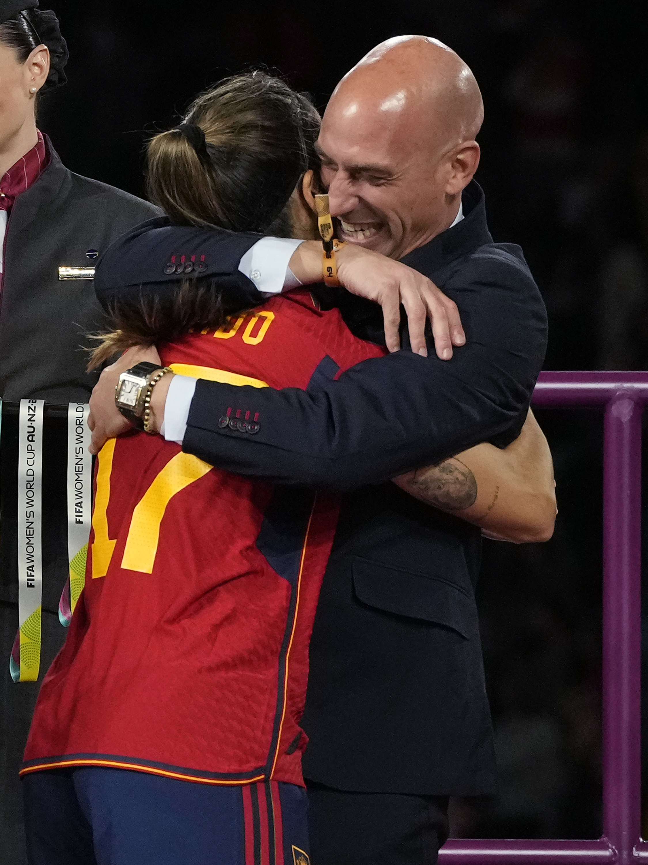Rubiales abraza a la jugadora Alba Redondo tras la final