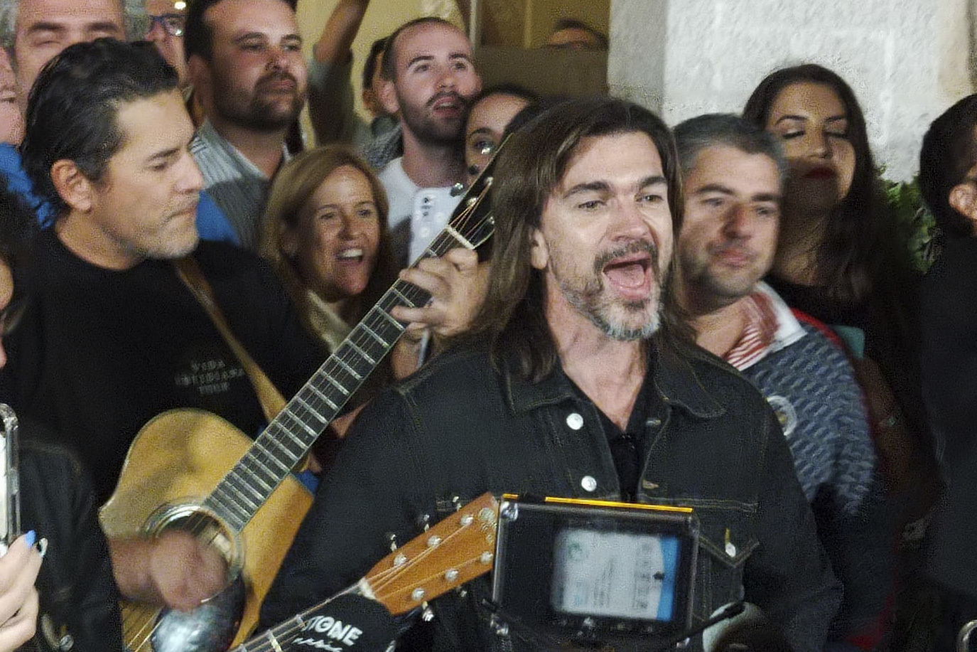 Juanes canta a las puertas de su hotel en Mérida, este sábado.