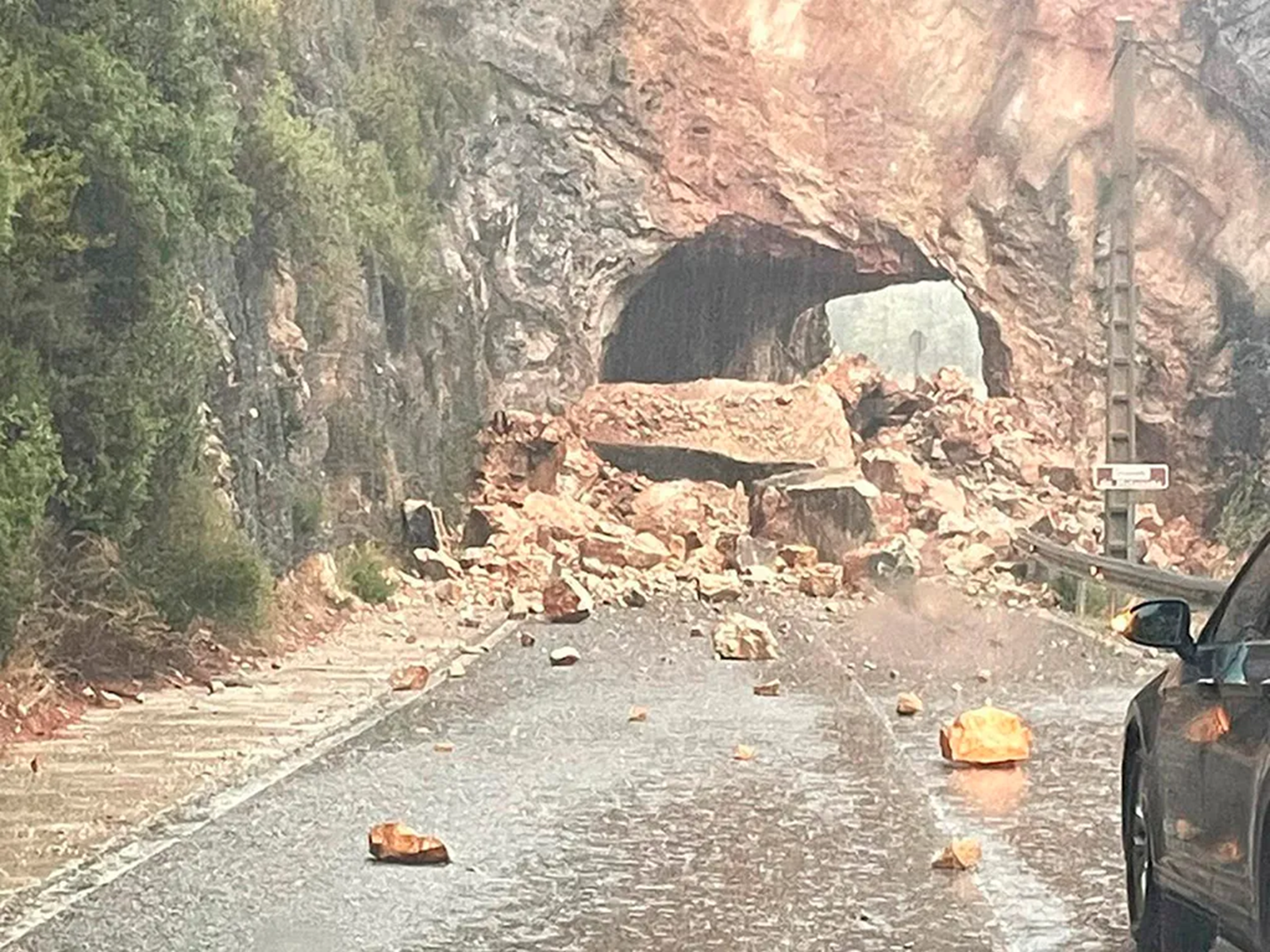 Las rocas han taponado el túnel de Beceite, único acceso a la localidad.