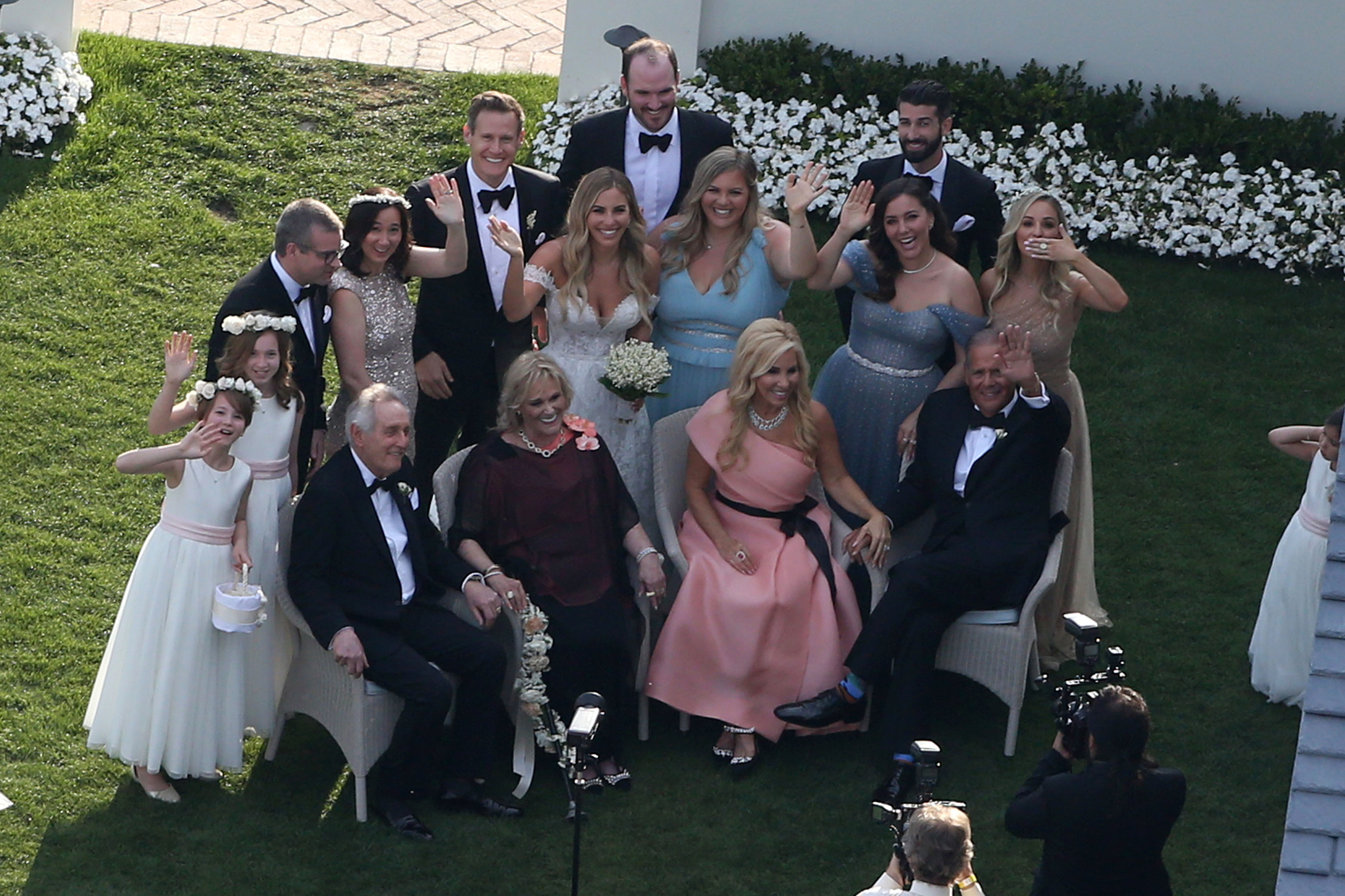 Trevor Engelson y Tracey Kurland con sus familiares el día de su boda.