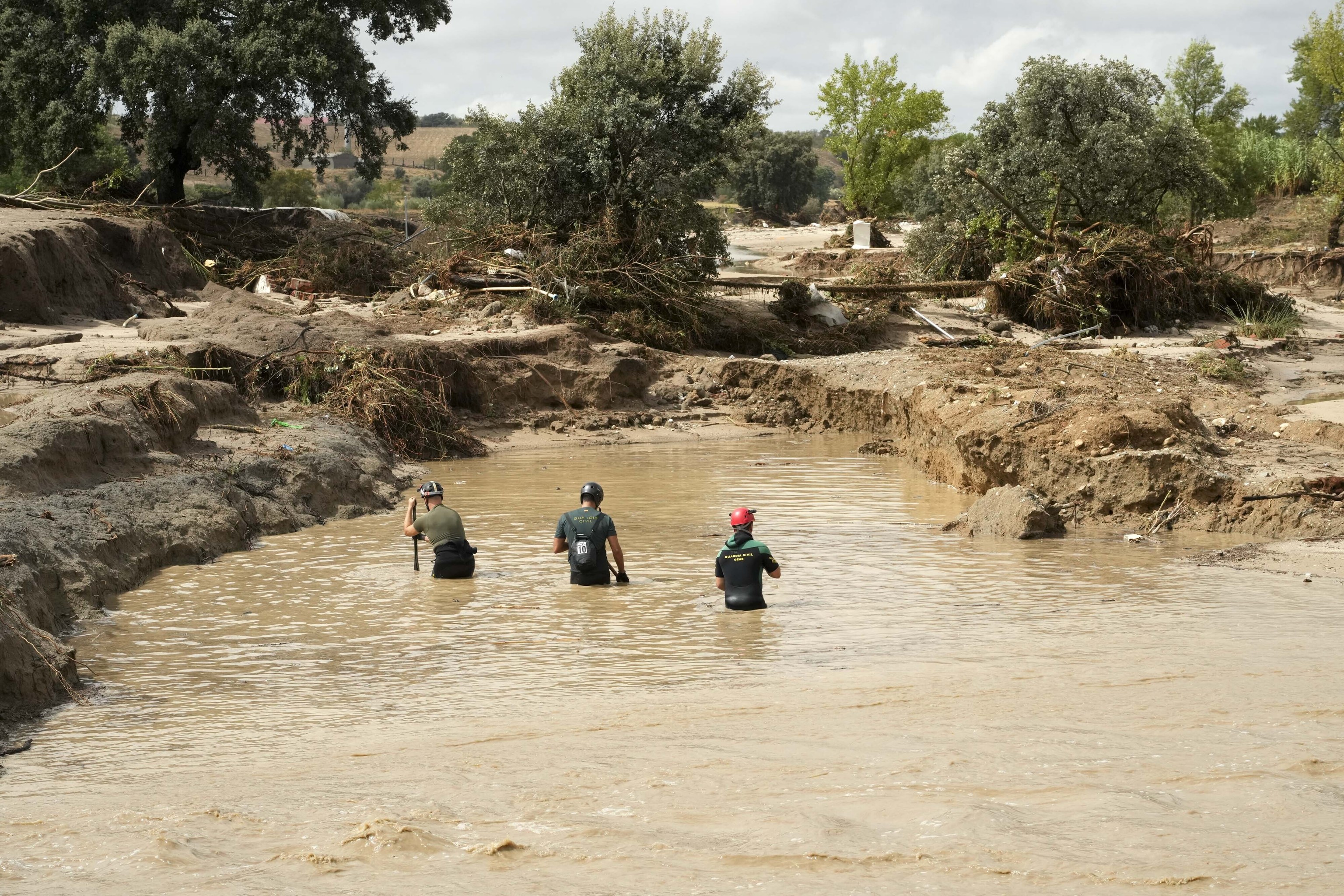 Guardias civiles drenando el arroyo Grande en busca del octogenario desaparecido.