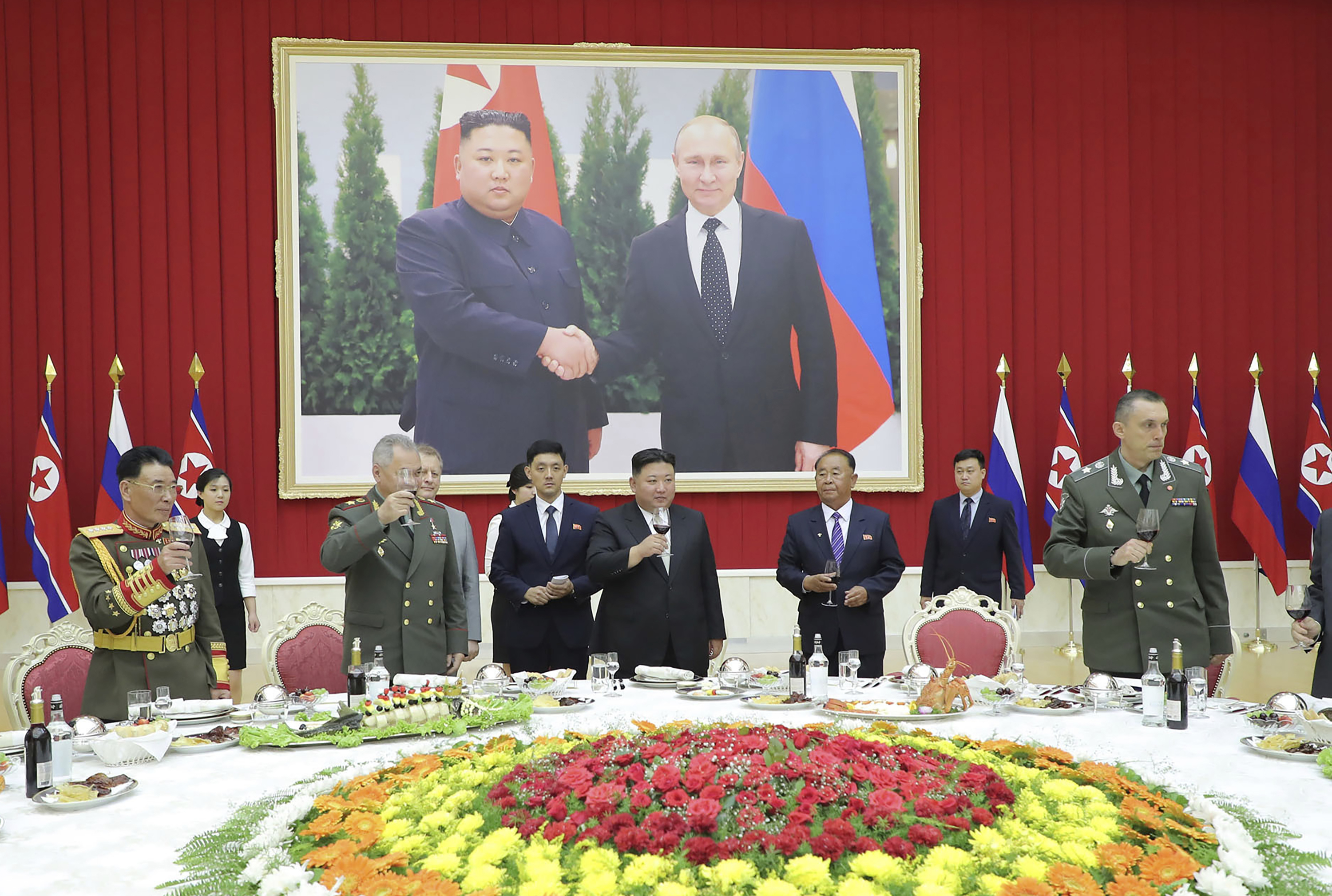 Imagen de archivo del encuentro entre Kim Jong Un y el ministro de Defensa Ruso Sergei Shoigu