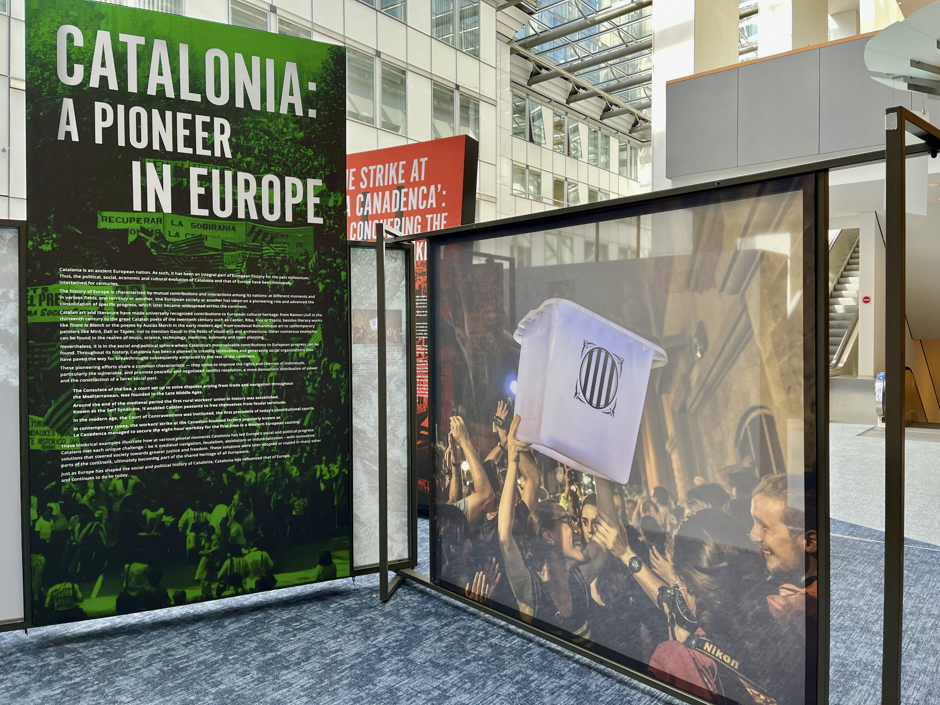 La imagen de la urna en el 1-O retirada de la exposicin de Junts en la Eurocmara.