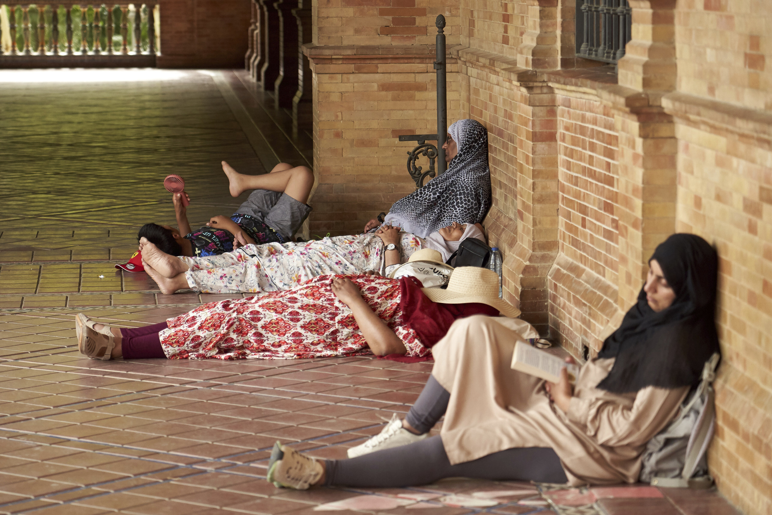 Varias mujeres descansan a la sombra en Sevilla.