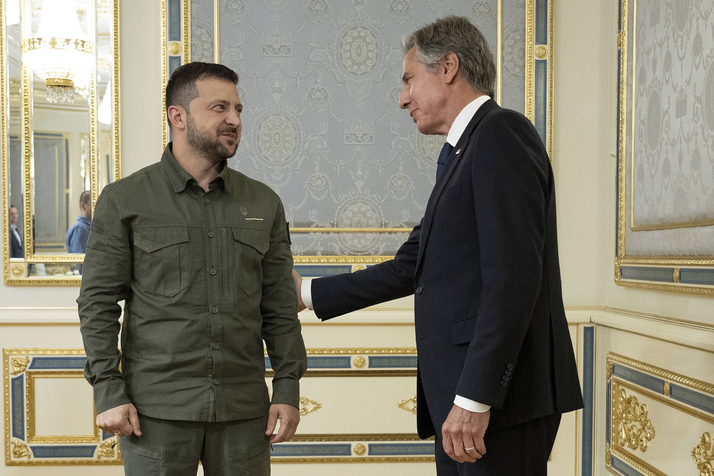 El Presidente de Ucrania, Volodimir Zelenski, saluda al Secretario de Estado de EE.UU., Antony Blinken.