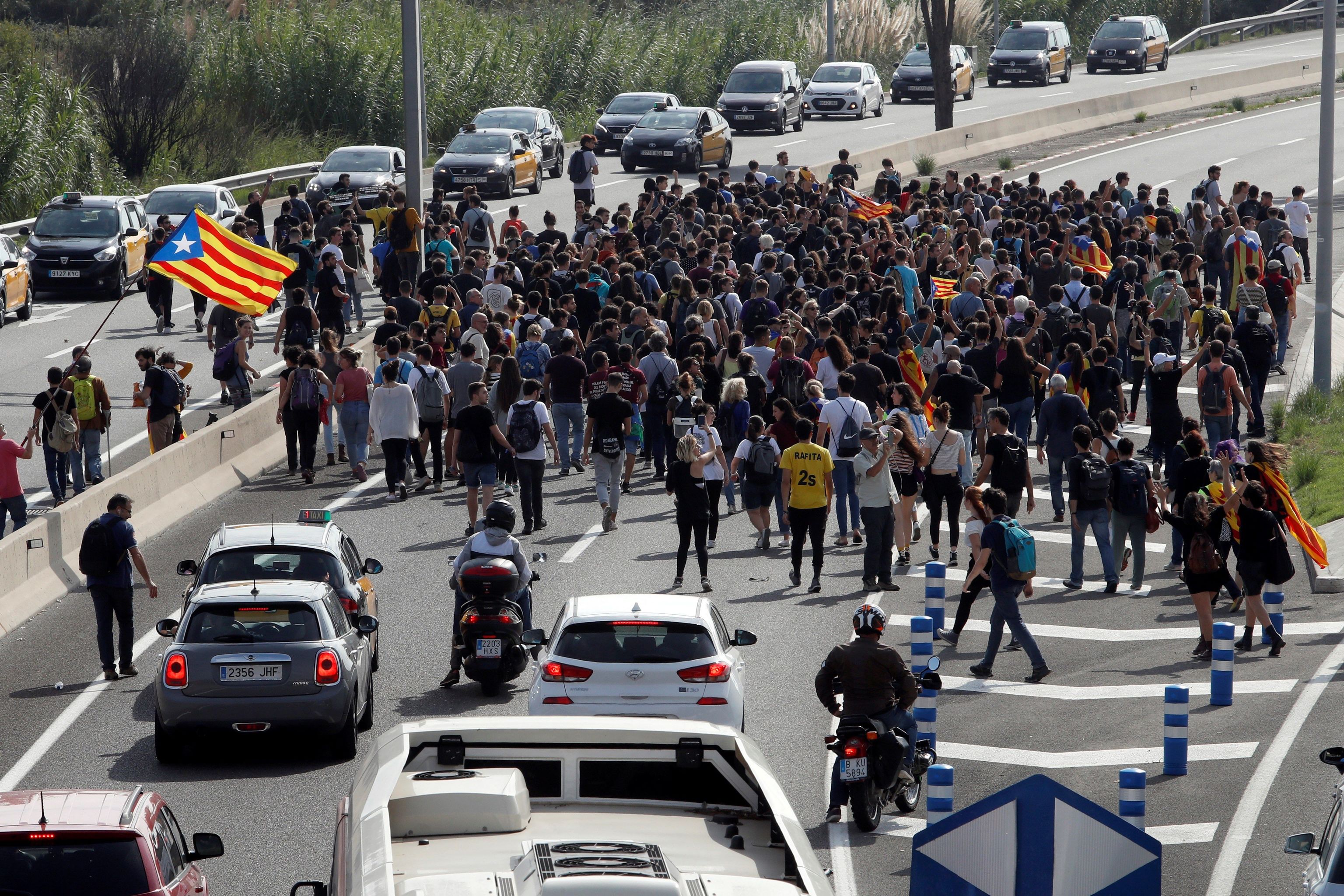 Una multitud corta los accesos al aeropuerto de El Prat (Barcelona) en 2019.