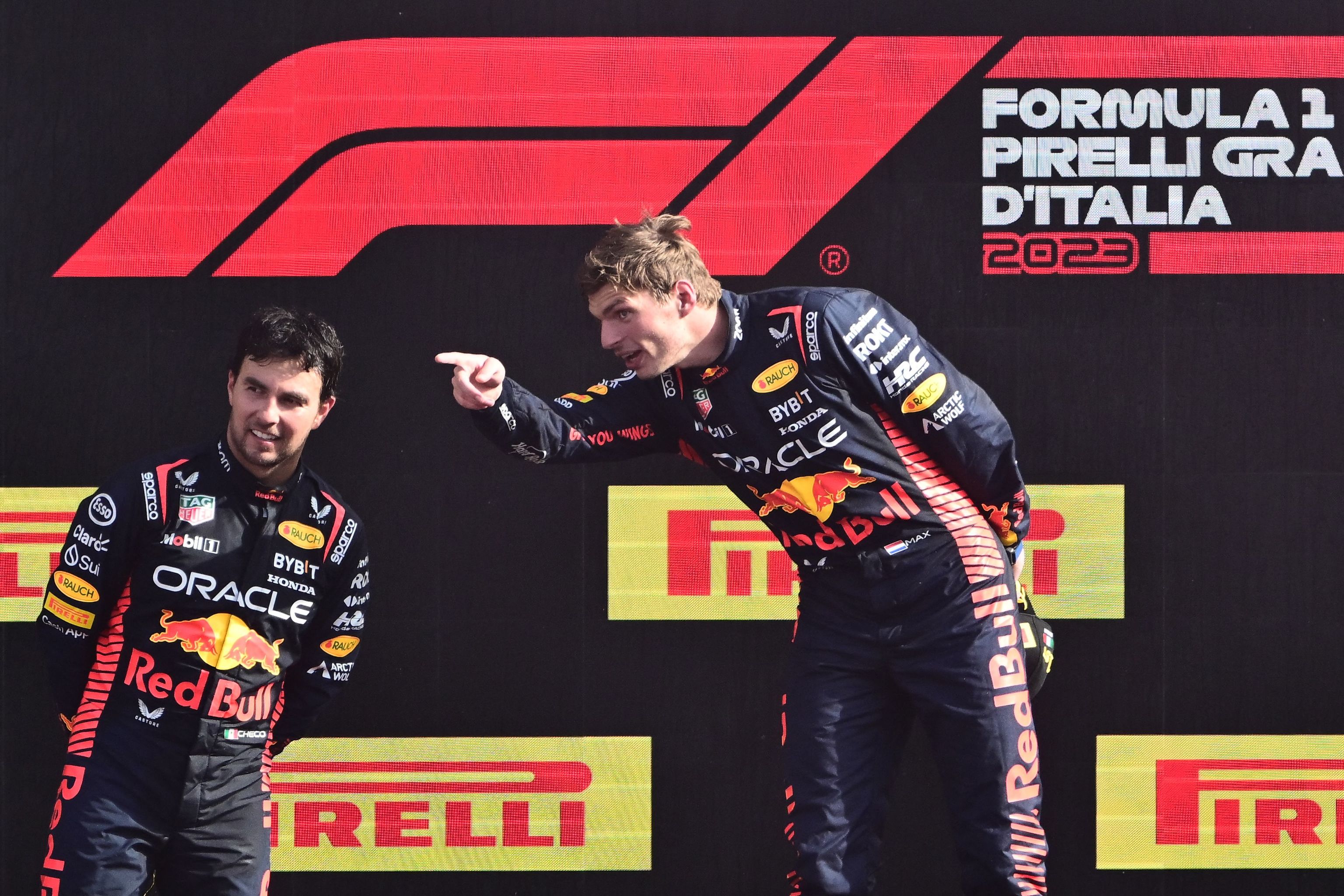 Sergio Prez (izquierda) junto a Max Verstappen en el podio del Gran Premio de Monza