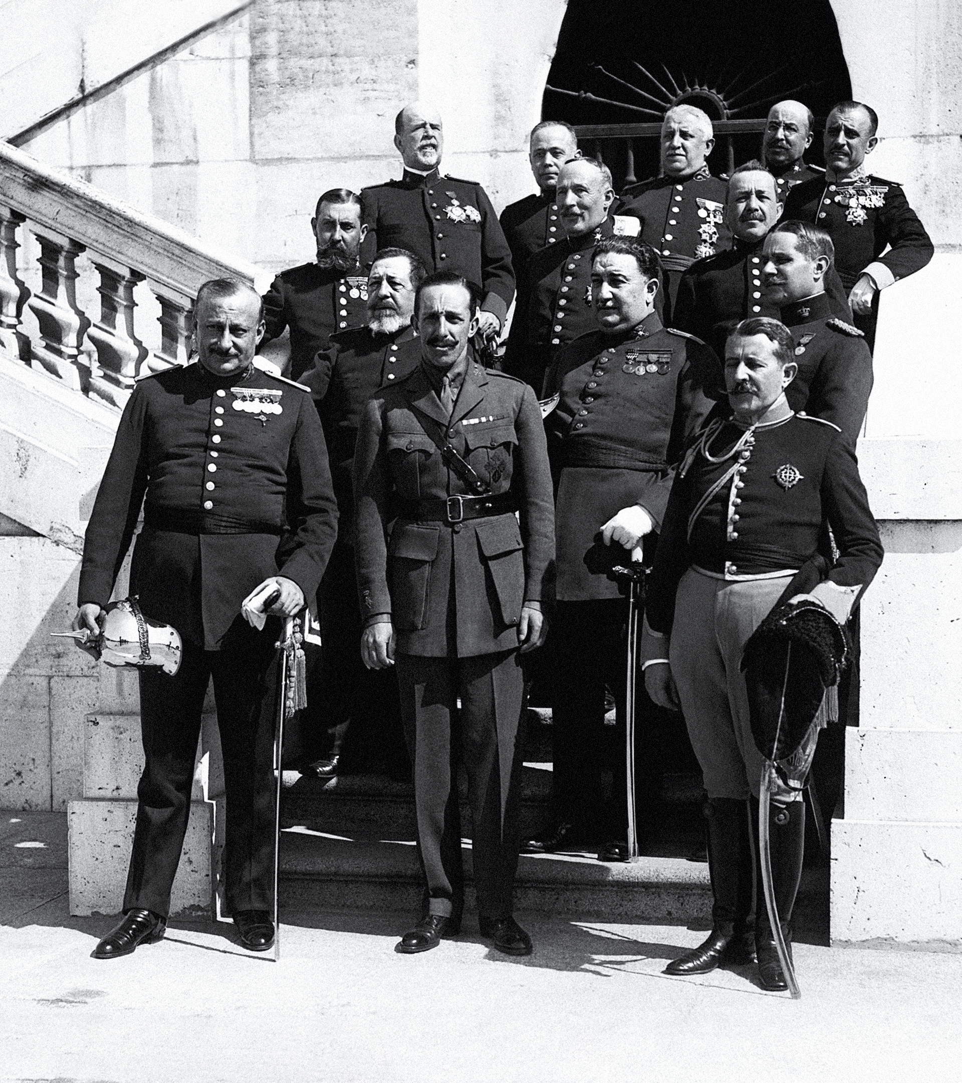 Alfonso XIII (centro) y Miguel Primo de Rivera (izqda.) posan con los miembros del Directorio Militar después de su primer Consejo de Ministros en el Palacio Real.