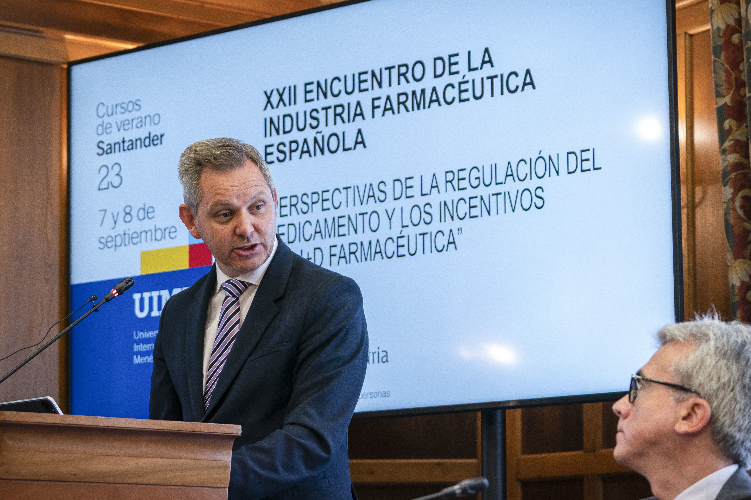 El ministro de Sanidad, José Miñones, en el encuentro que organiza Farmaindustria en la Universidad Internacional Menéndez Pelayo