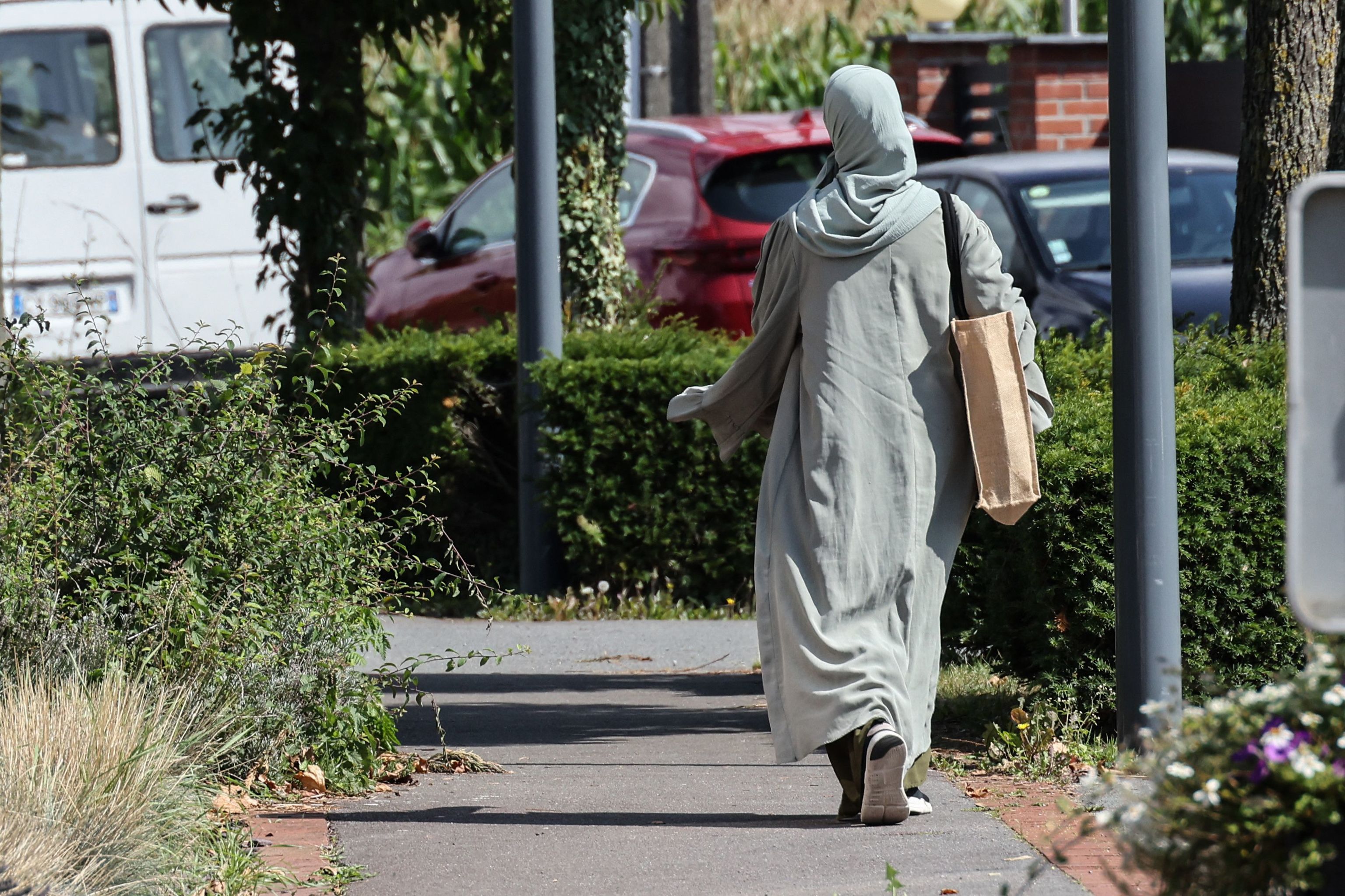 Una mujer vestida con una abaya pasea por las calles de Lille, en el norte de Francia.
