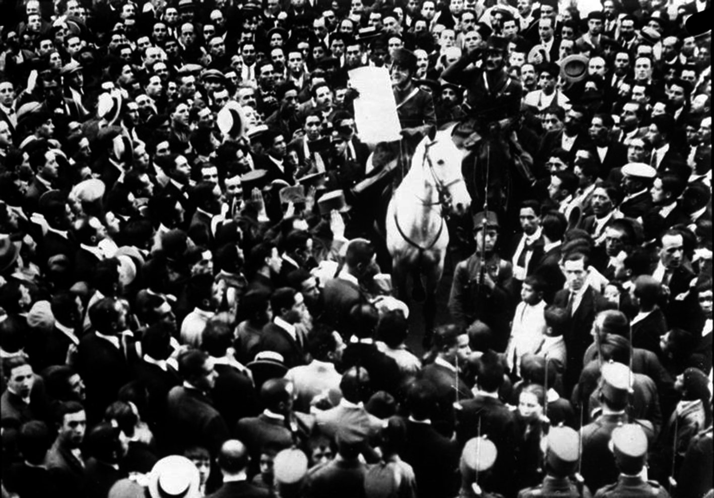 Un oficial del ejército anuncia la proclamación del Golpe de Estado de Primo de Rivera en Madrid el 13 de septiembre de 1923.