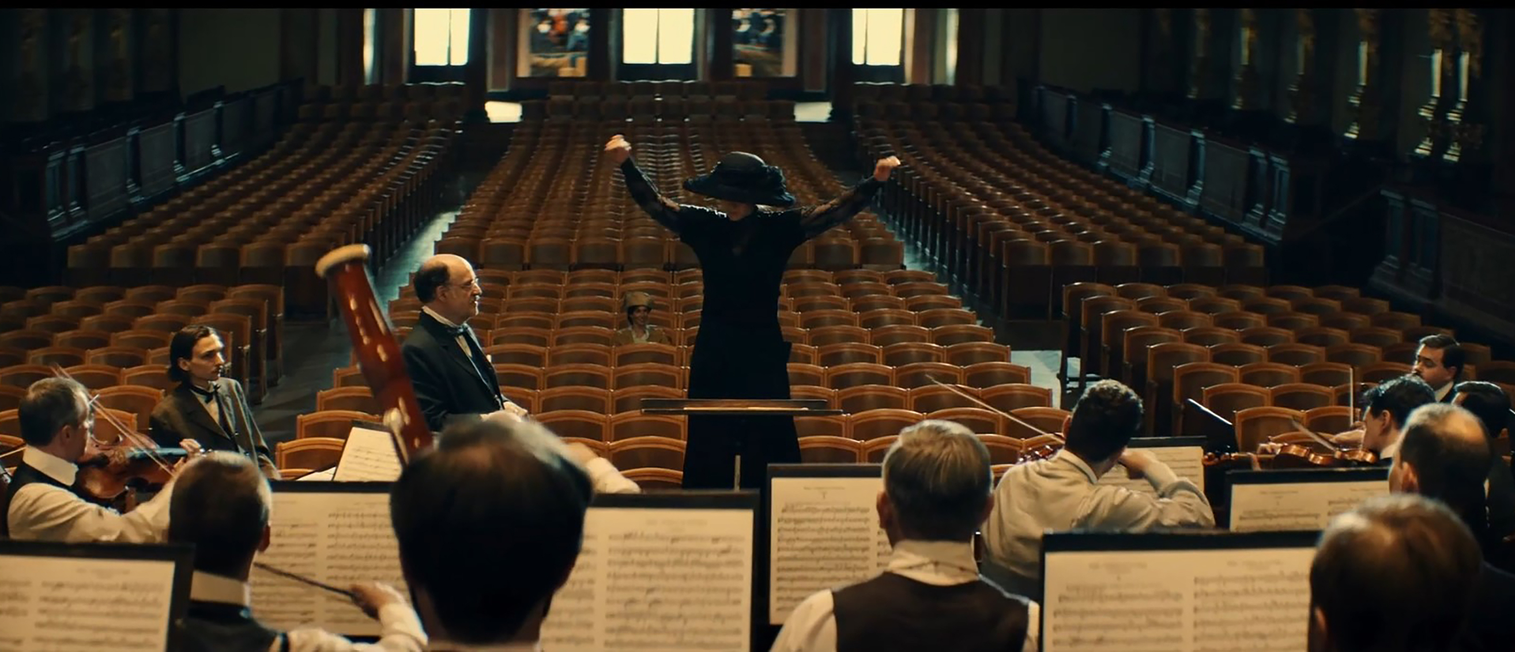 En la película, Alma dirige, vestida de luto, un ensayo de la 'Novena' de Mahler.