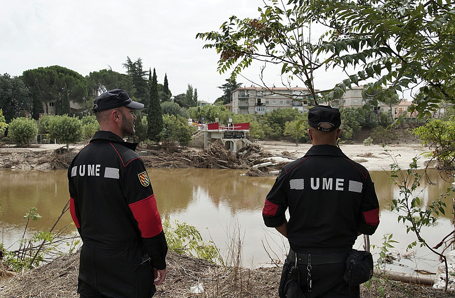 Dos agentes de la Unidad Militar de Emergencias (UME) observan los destrozos provocados por la DANA