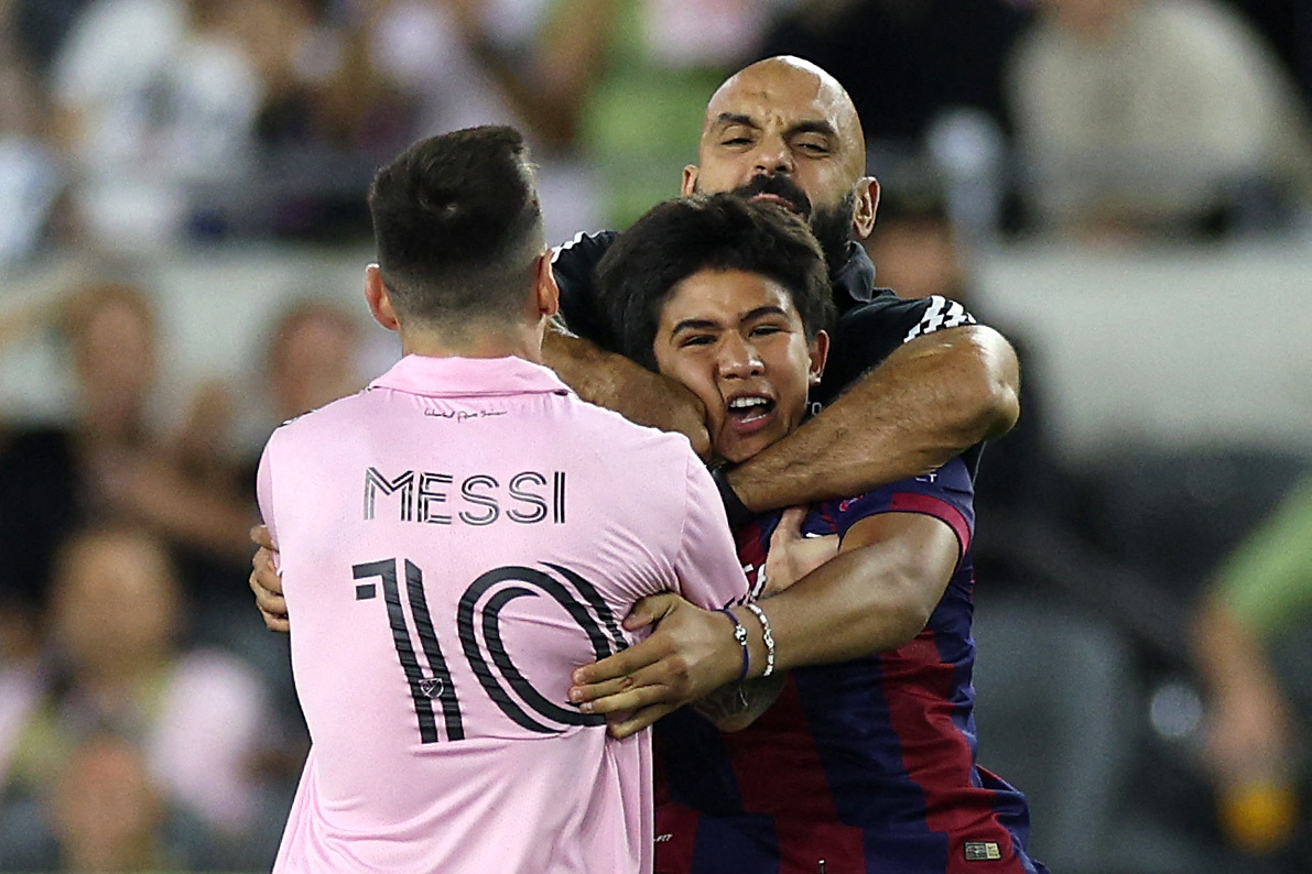 Yassine Cheuko was confronted by an enthusiastic Messi fan during a match.