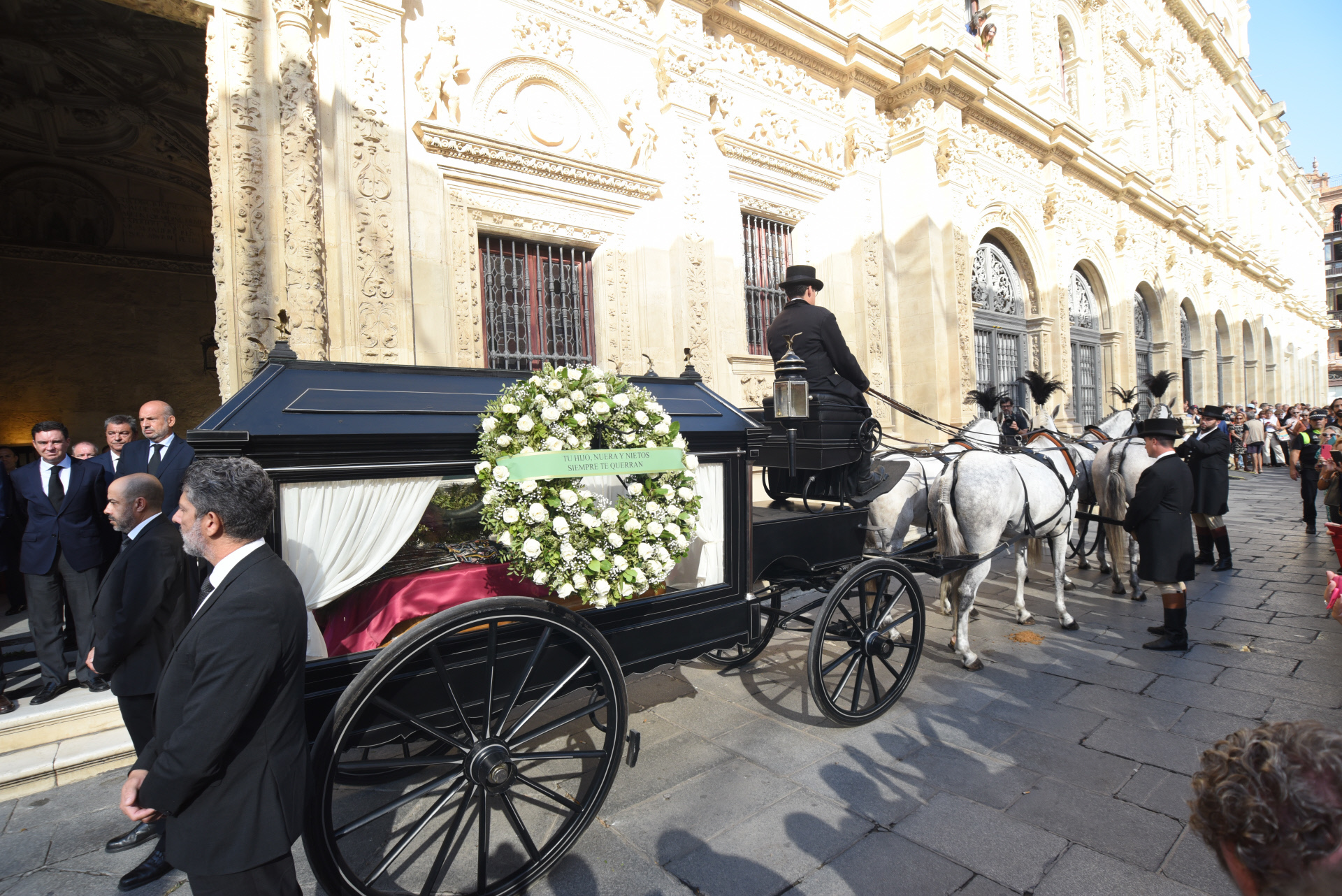 El coche de caballos con los restos de María Jiménez.