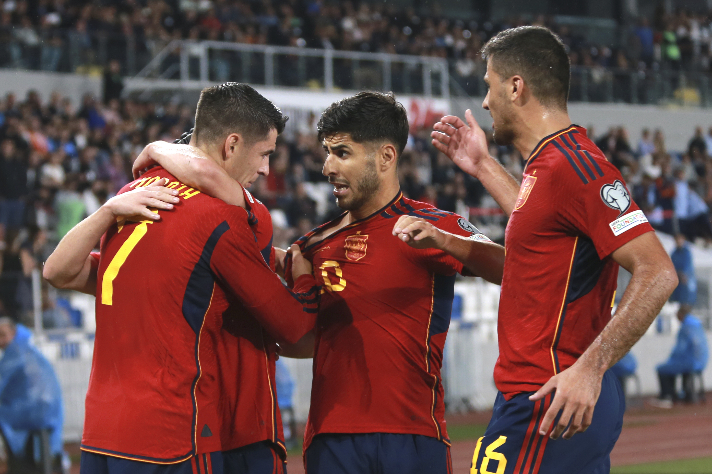 Los jugadores de la seleccin celebran un gol de Morata.