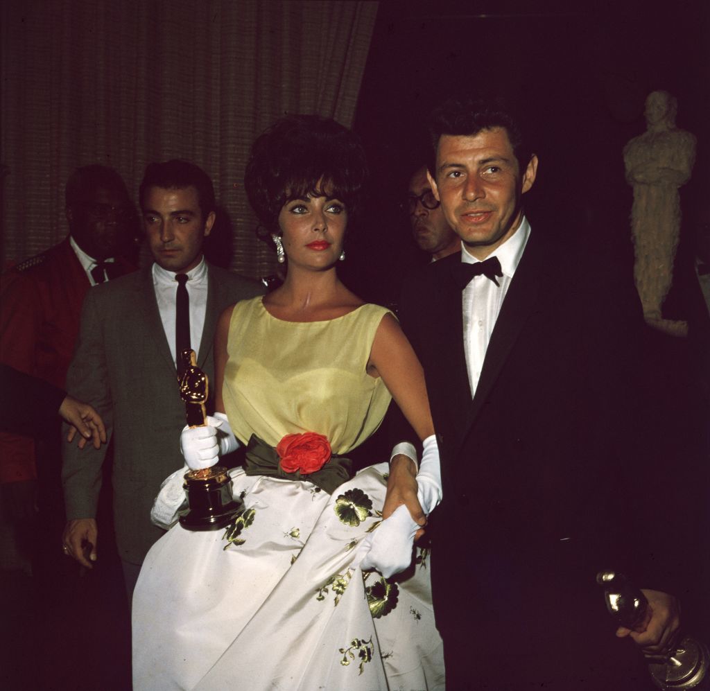 Liz Taylor recoge el Oscar vestida por Marc Bohan (1961).