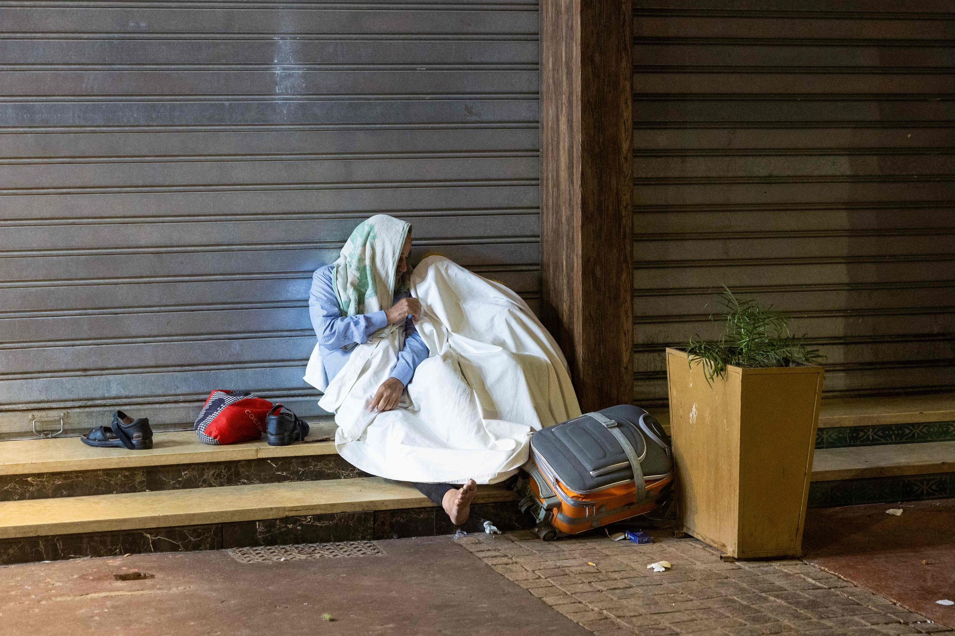 Residentes se refugian junto a tiendas cerradas tras un terremoto en Marrakech el 9 de septiembre de 2023. Cerca de 300 personas murieron tras un fuerte terremoto que sacudi Marruecos el 8 de septiembre por la noche, segn un recuento preliminar del gobierno, y los residentes de Marrakech informaron de gritos "insoportables" tras el sesmo de magnitud 6,8.