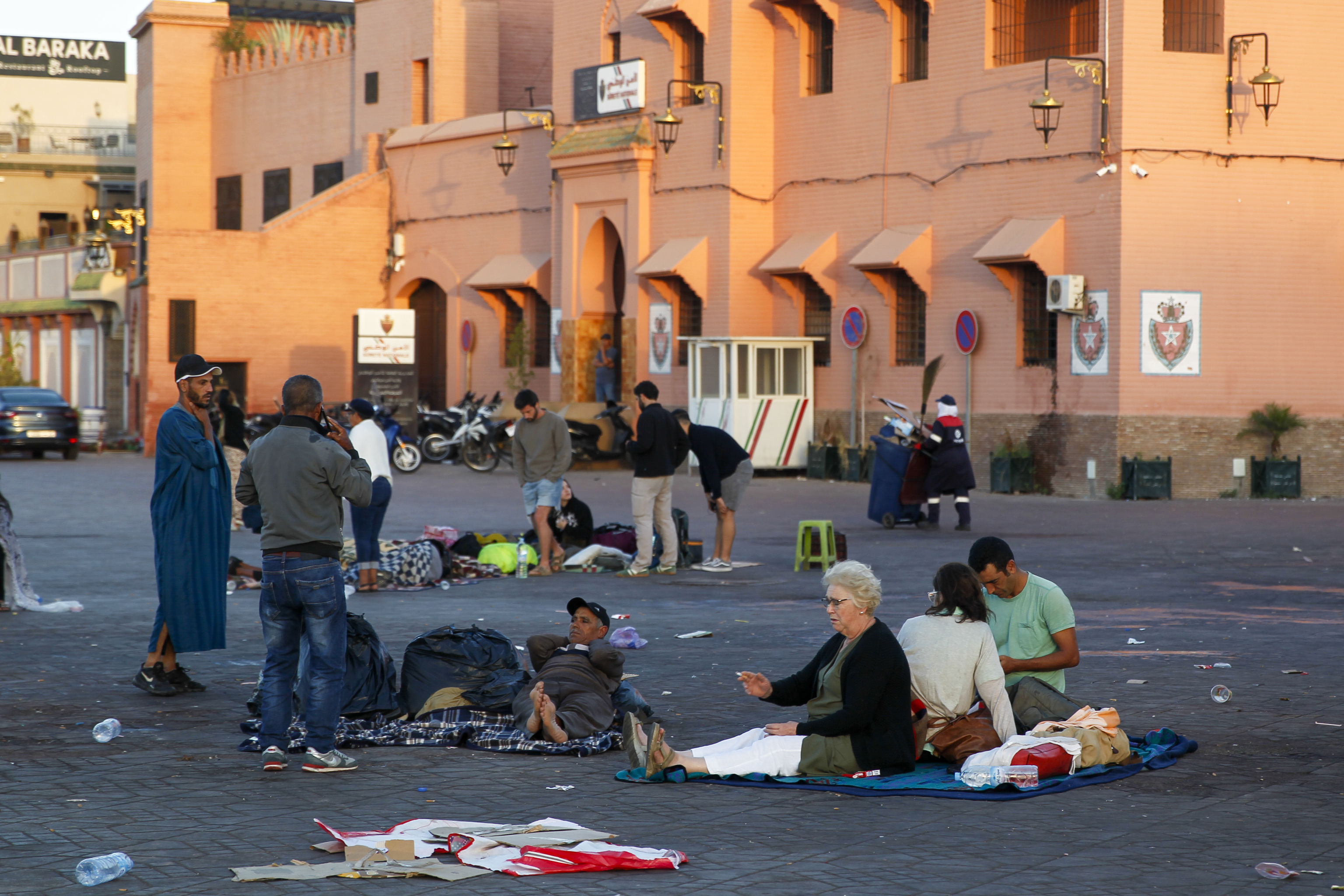 Varias personas descansan en medio de una calle de Marrakech a primera hora de este s