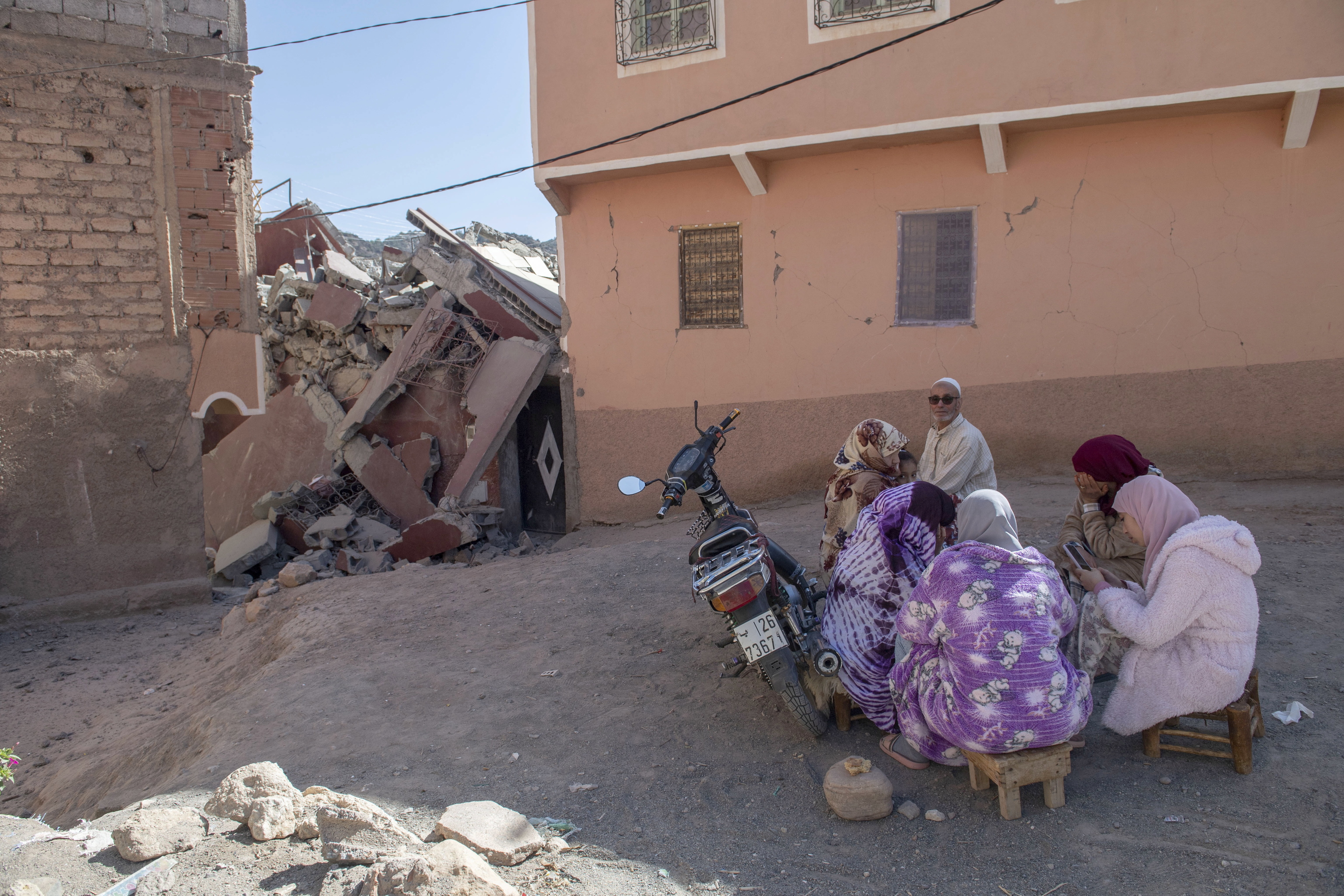 Una familia en una zona de Marrakech afectada por el seísmo