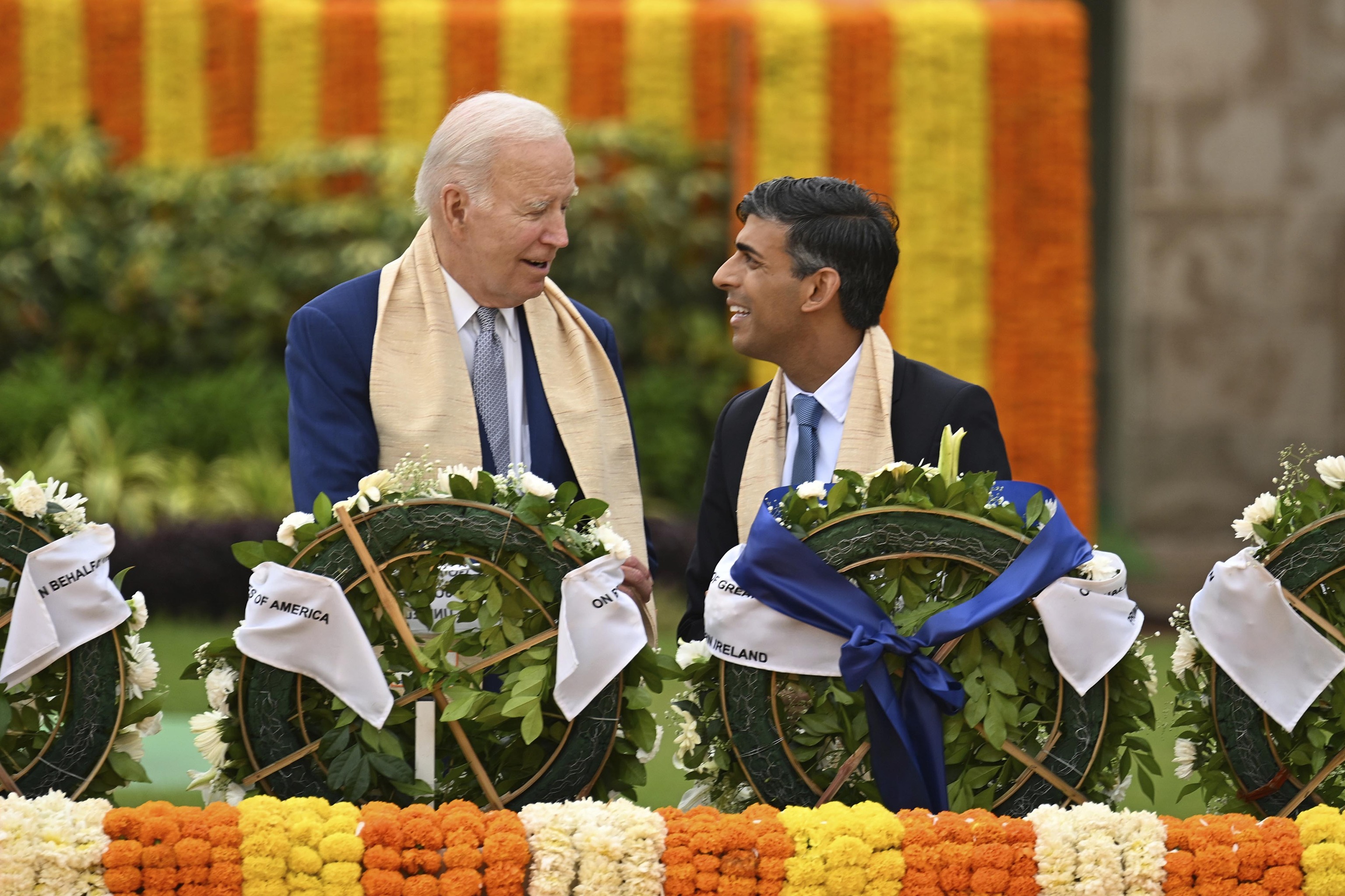 El presidente de Estados Unidos, Joe Biden, habla con el primer ministro británico, Rishi Sunak, durante el homenaje a Gandhi en la cumbre del G-20.